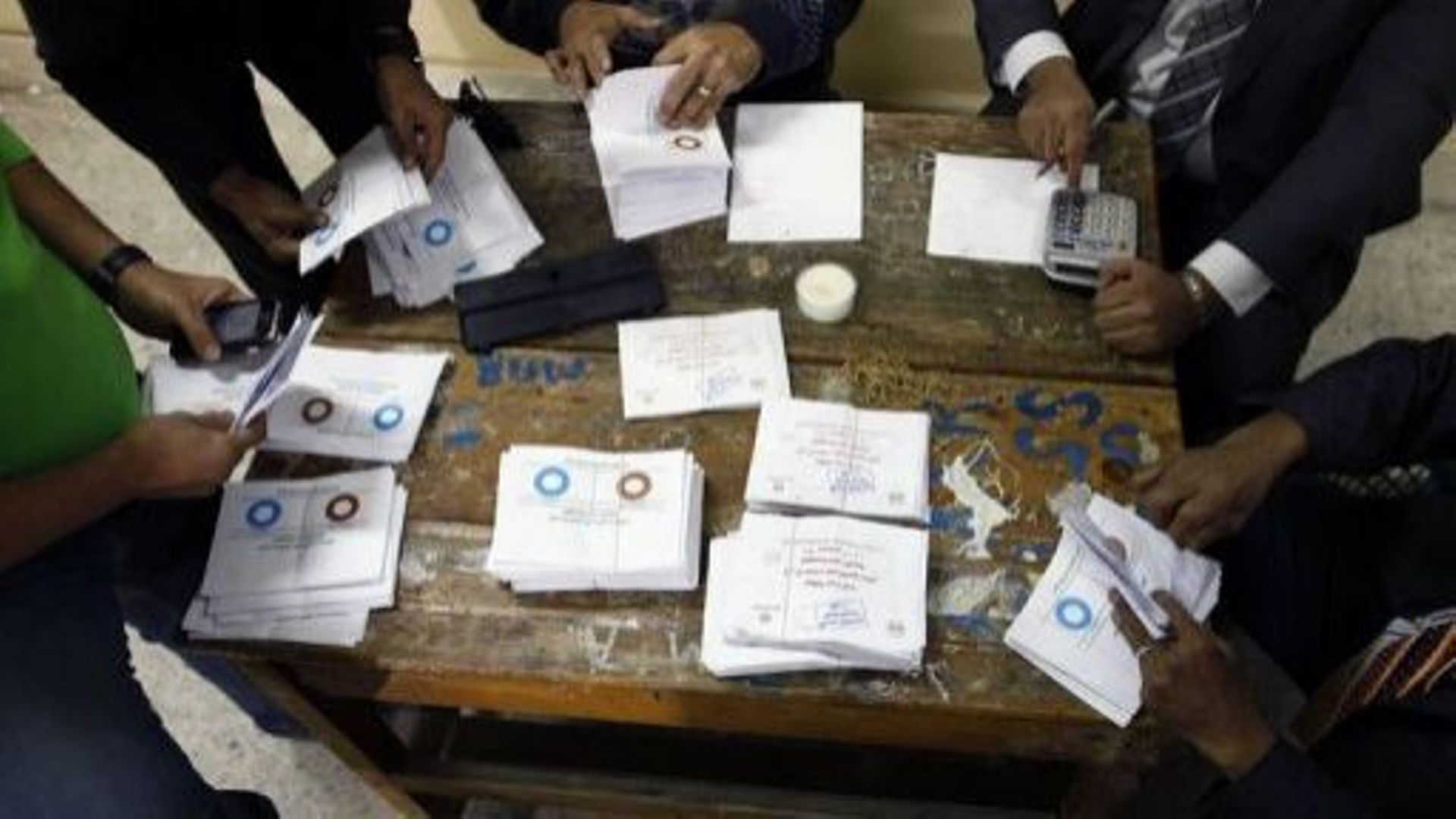 Dépouillement des votes après le référendum sur la nouvelle Constitution égyptienne, le 15 décembre 2012 dans un bureau de vote au Caire