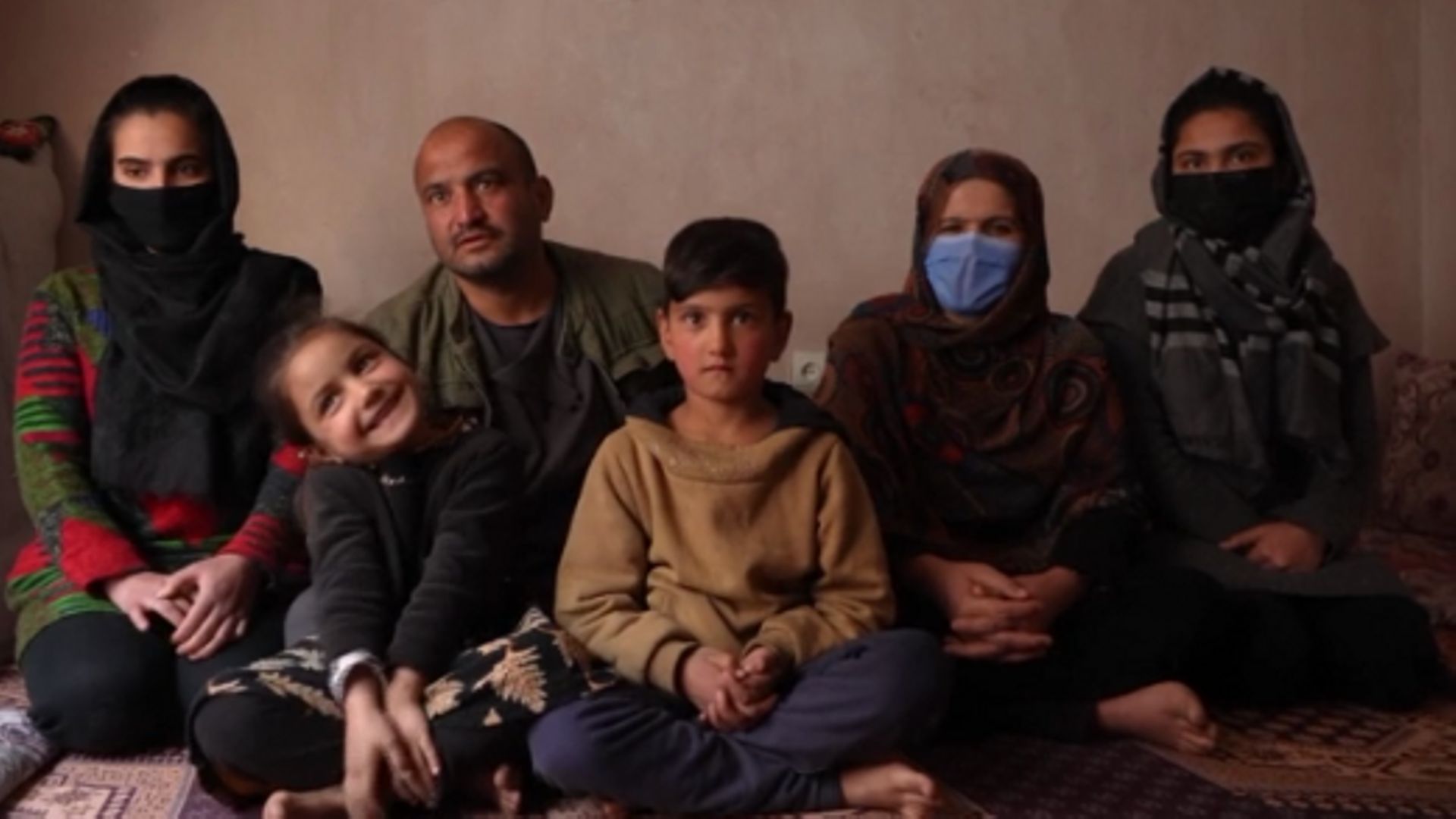 Sanam au centre, entourée de sa famille chez elle, le 8 décembre dernier à Kaboul.