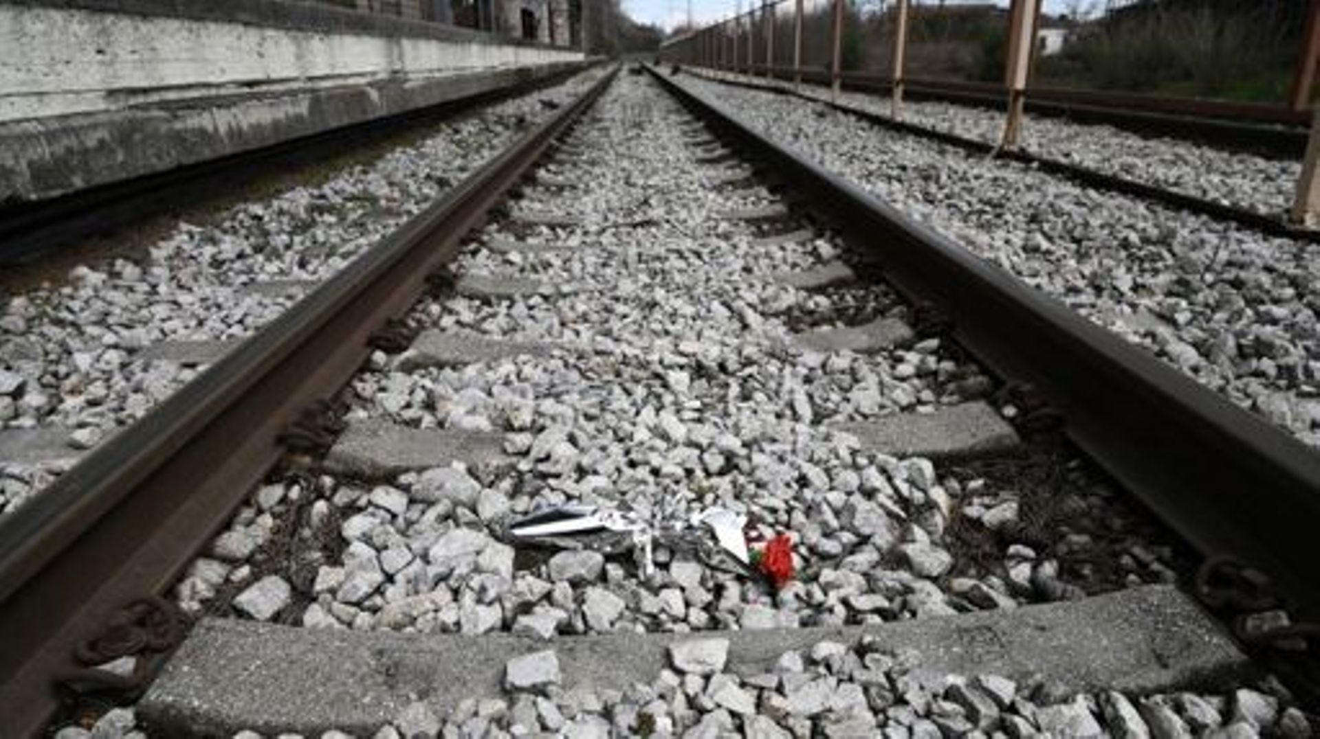 A photo shows a flower layed on the tracks at the railway station of Rapsani, north Greece, on March 5, 2023, during a commemorative gathering for the victims of a deadly train crash which killed 57. Students and residents of the municipality of Tempi, ga