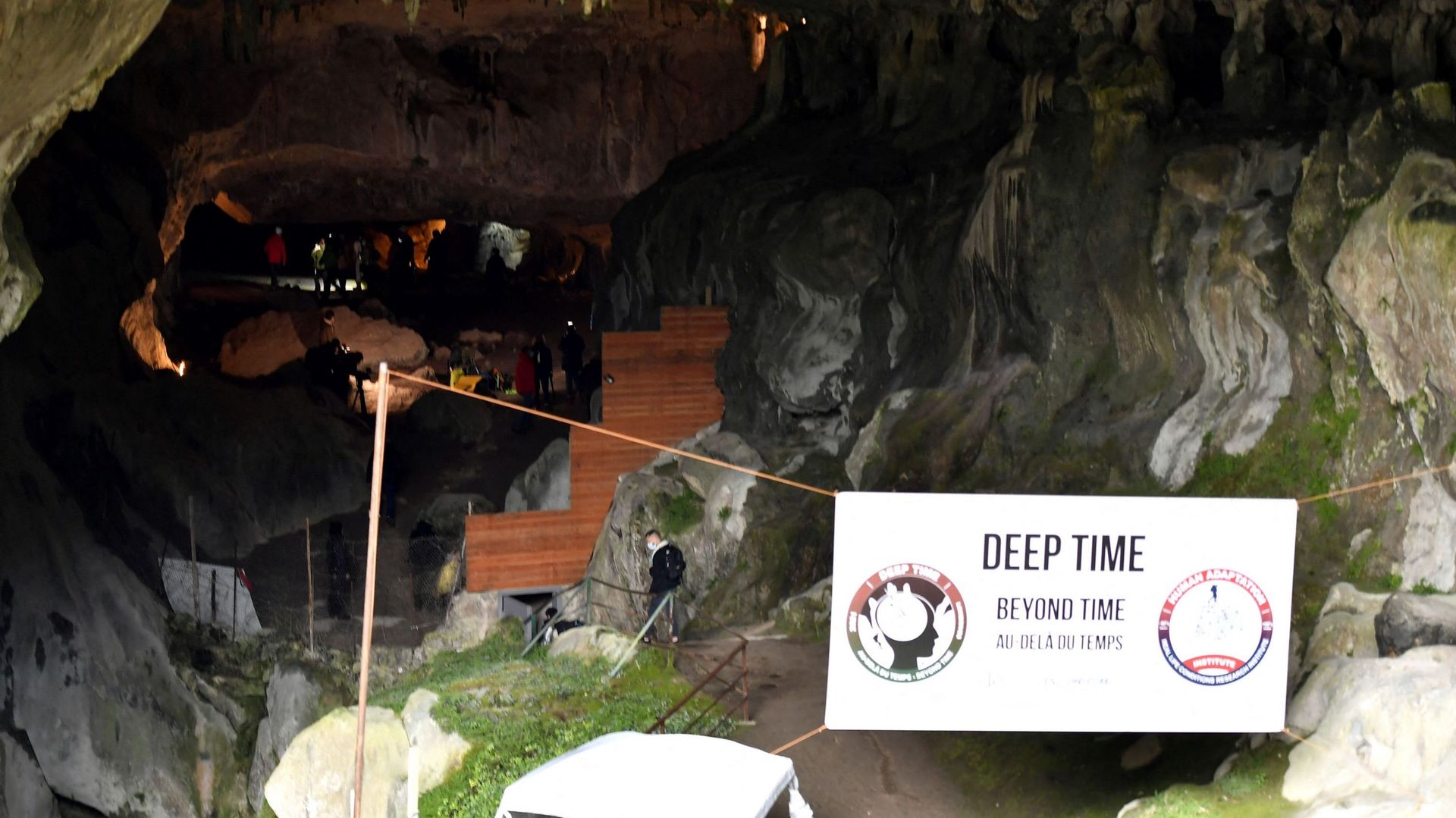 La grotte de Lombrives de l'Ariège (Pyrénées) où séjourne les participants est l'une des plus grandes d'Europe.