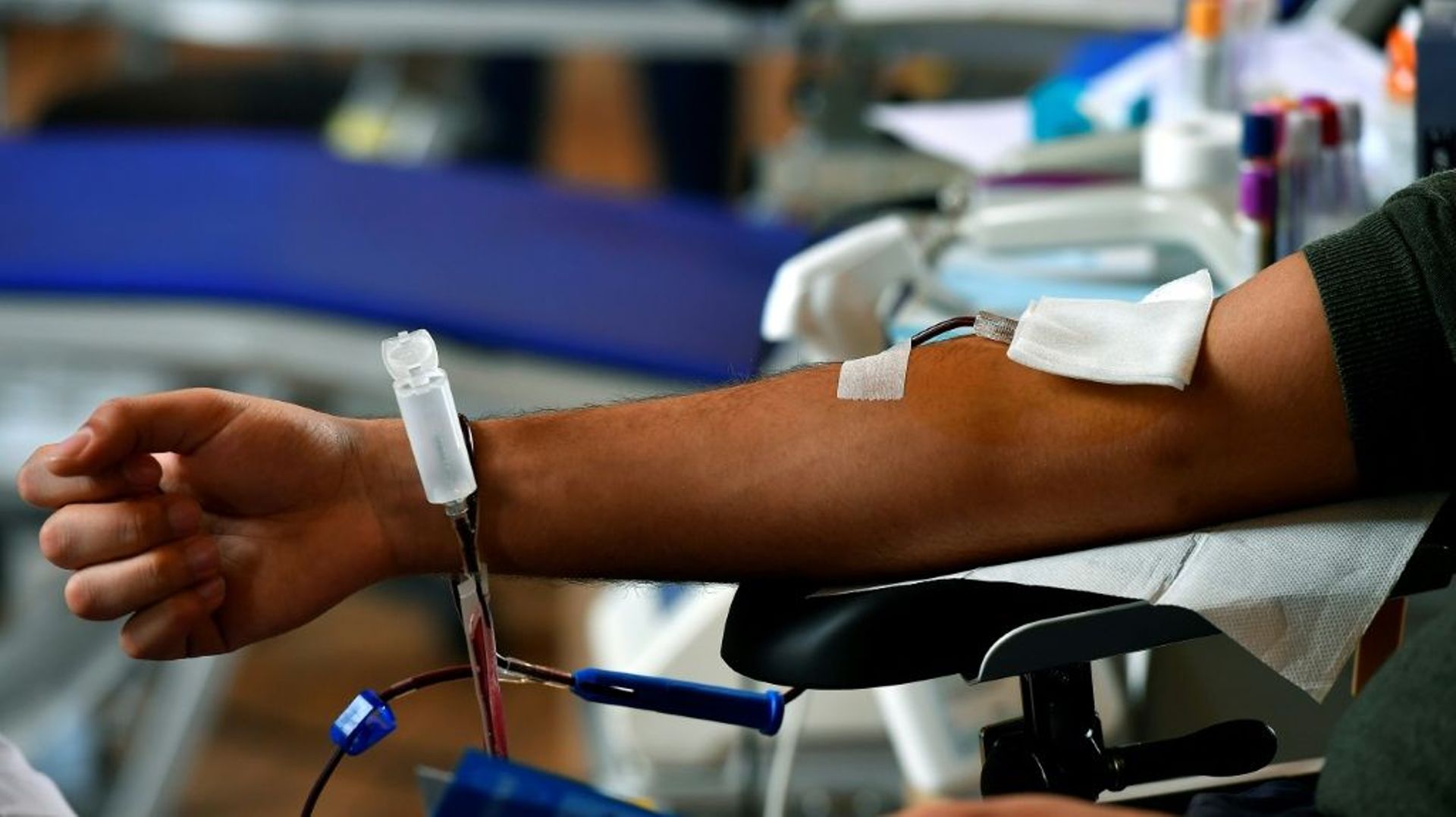 Un homme donne son sang dans un centre médical de Toulouse en France, le 21 janvier 2021