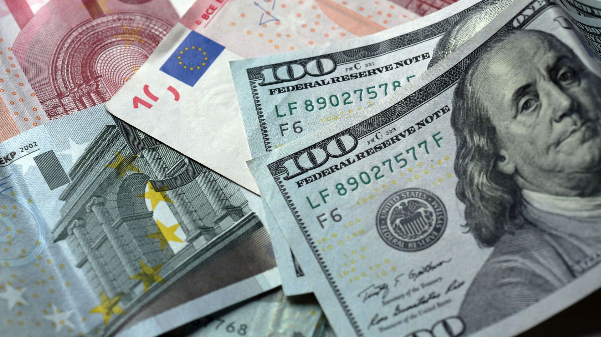 L’euro à son plus haut niveau depuis deux ans, le cap d’1,2 dollar en vue : quel impact pour les consommateurs ?