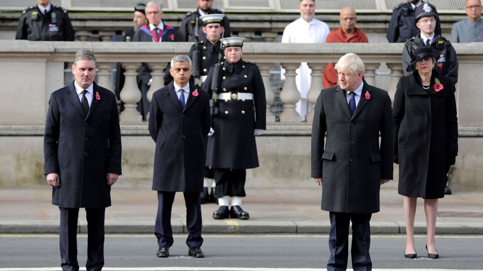 Keir Starmer (à gauche), chef du principal parti d’opposition, le maire de Londres Sadiq Khan (à gauche), le Premier ministre britannique Boris Johnson (à droite) et l’ancienne première ministre britannique Theresa May (à droite) assistent à la cérémonie 