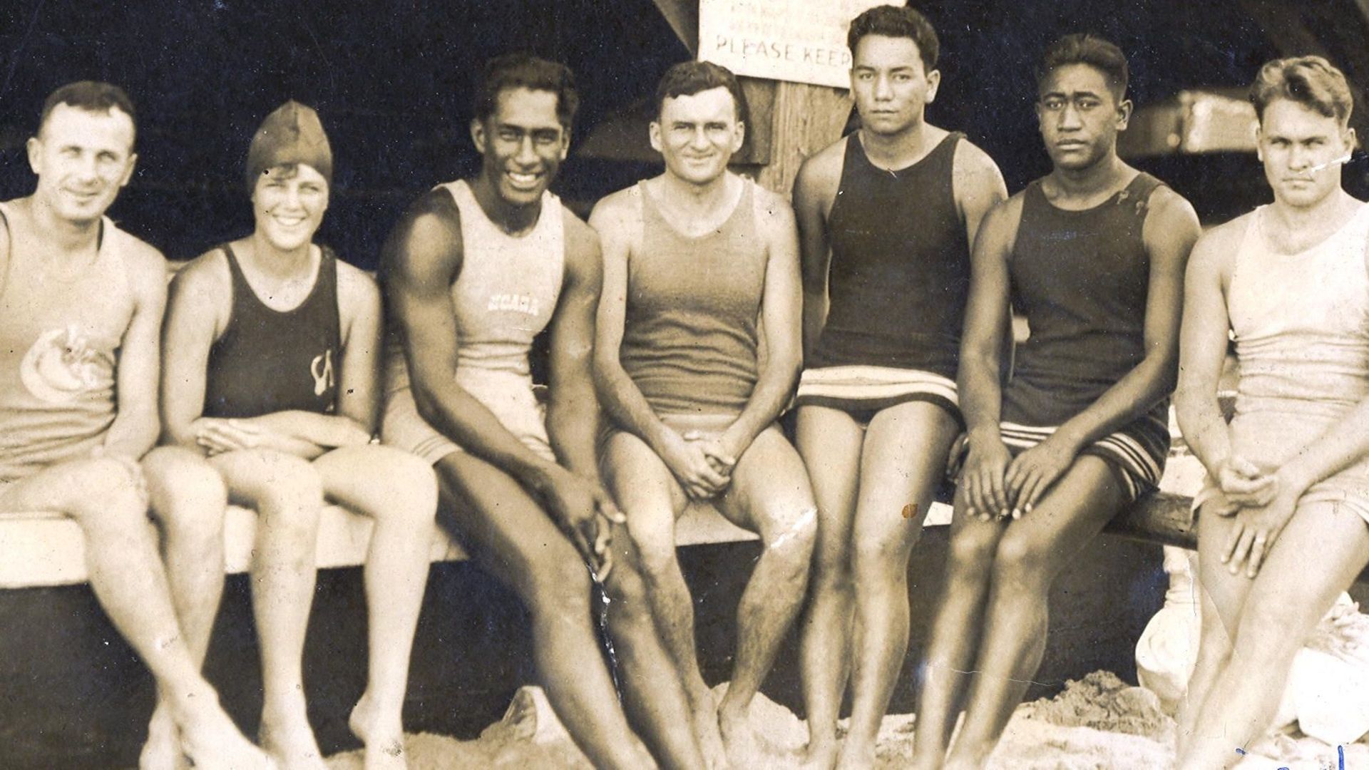 L'équipe américaine de natation à Anvers, avec Duke Kahanamoku (3e à partir de la gauche)