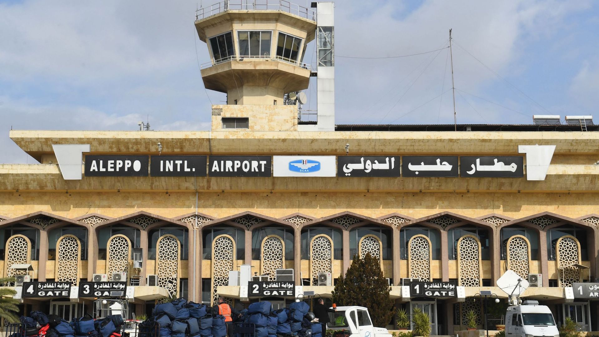 Des secours algériens arrivent à l’aéroport international d’Alep le 7 février 2023, un jour après qu’un tremblement de terre meurtrier a frappé la Syrie et la Turquie