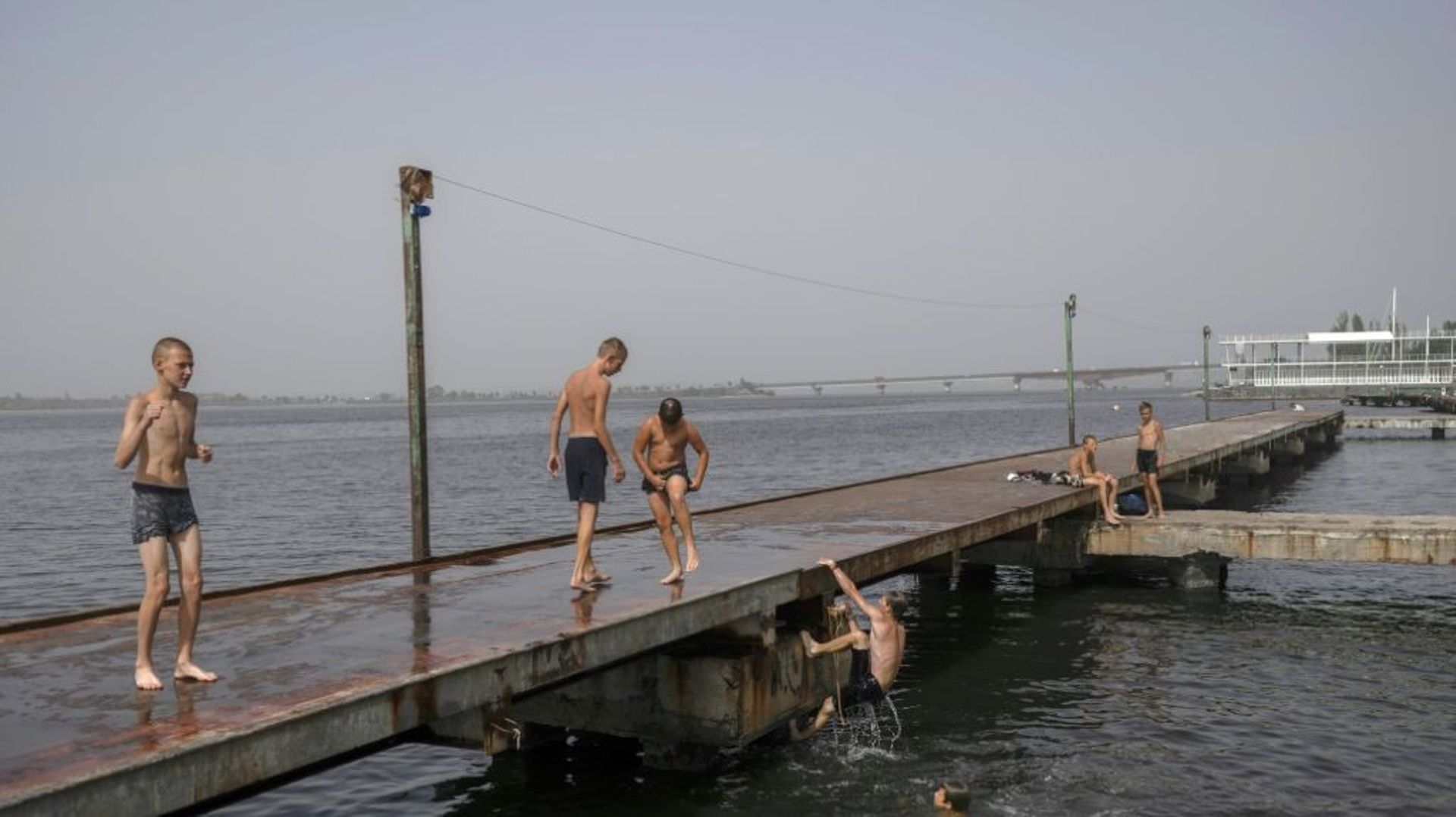 De jeunes ukrainiens se baignent dans une rivière, à Mykolaïv, le 22 août 2022