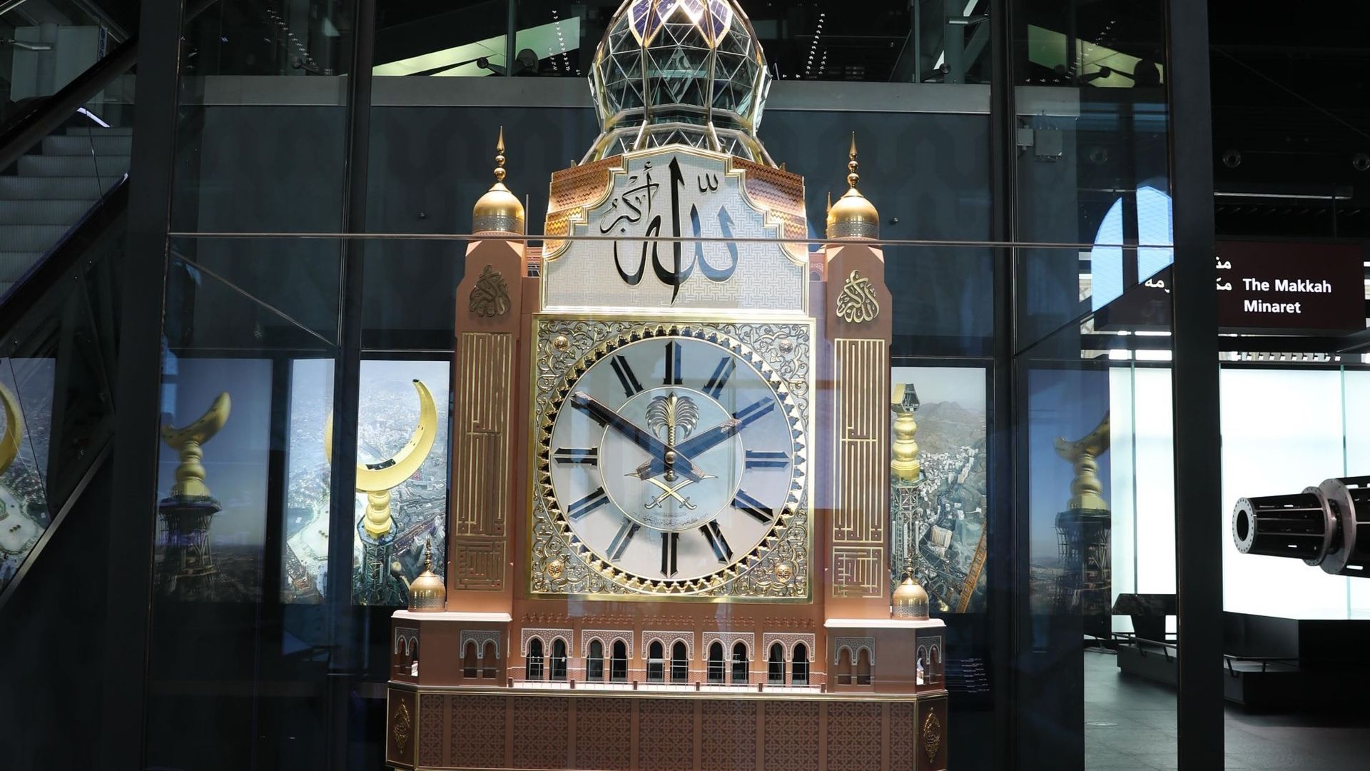 Une réplique de l'horloge de La Mecque située dans le Musée de la Tour de l'Horloge dans la ville sainte saoudienne