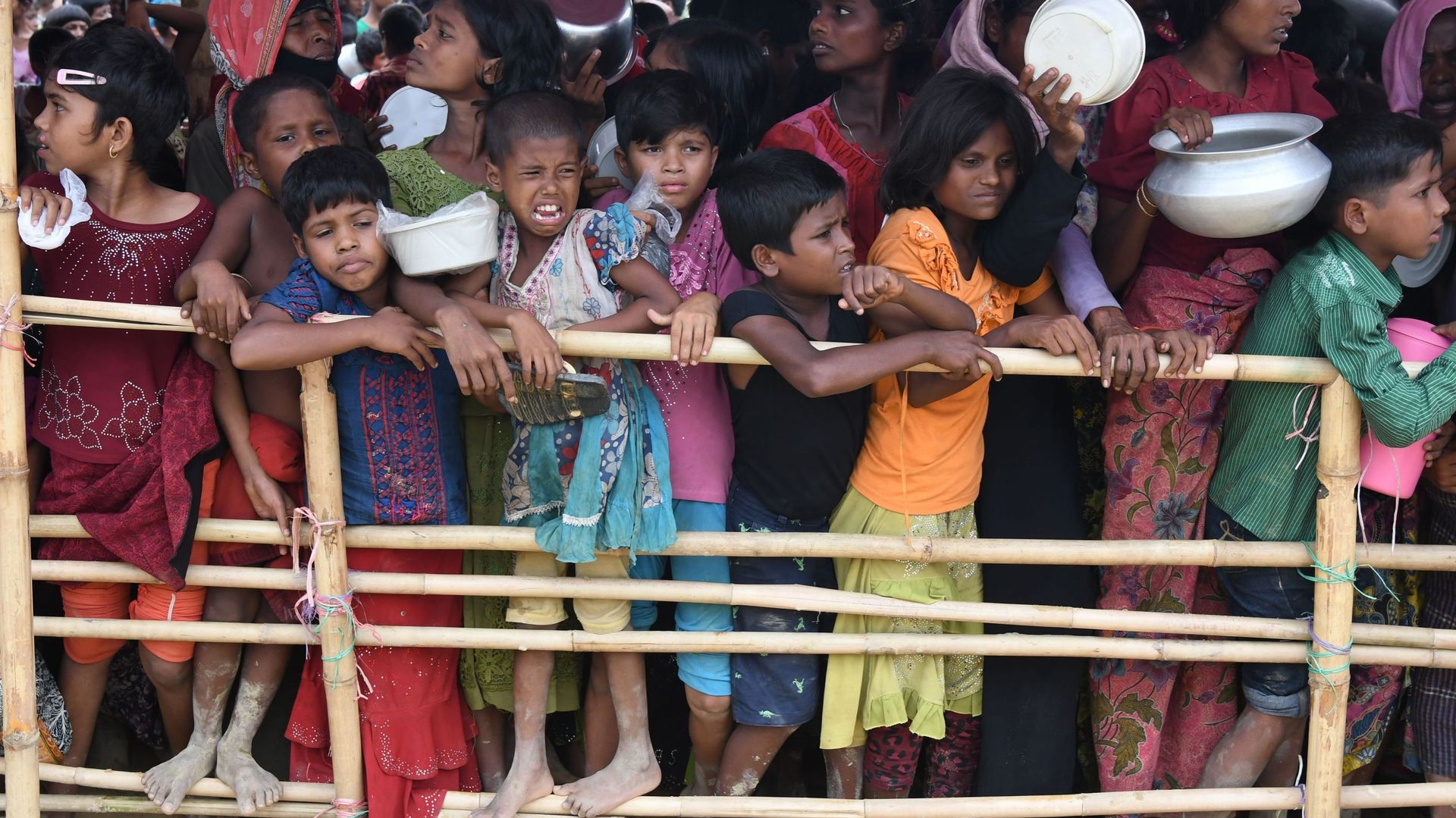 Des réfugiés Rohingyas qui attendent pour recevoir de la nourriture.