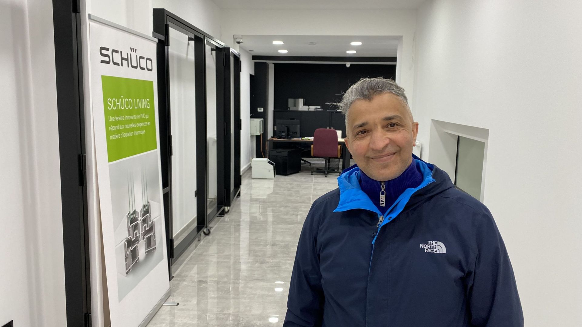 Hassan Jmil bénéficiera bientôt de l’électricité produite en journée par les 38 panneaux photovoltaïques qui ont été installés sur ses toits et qui serviront notamment à alimenter son nouveau magasin de bricolage à Anderlecht.