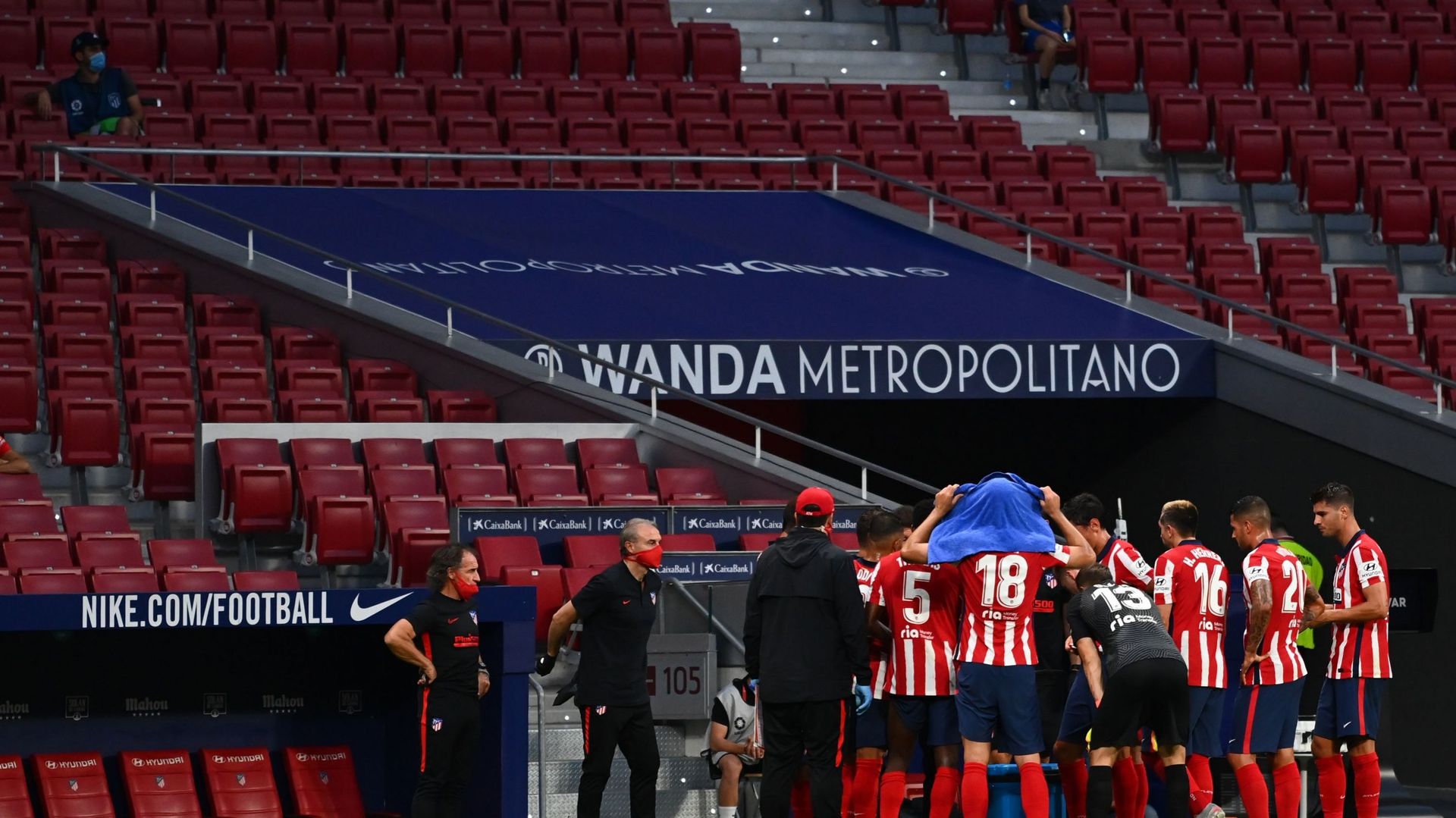 Deux membres de l'Atlético Madrid, dont l'identité n'a pas été révélée, ont été testés positifs au Covid-19 à quatre jours du quart de finale de Ligue des champions contre Leipzig jeudi à Lisbonne, a annoncé le club espagnol dimanche dans un communiqué.