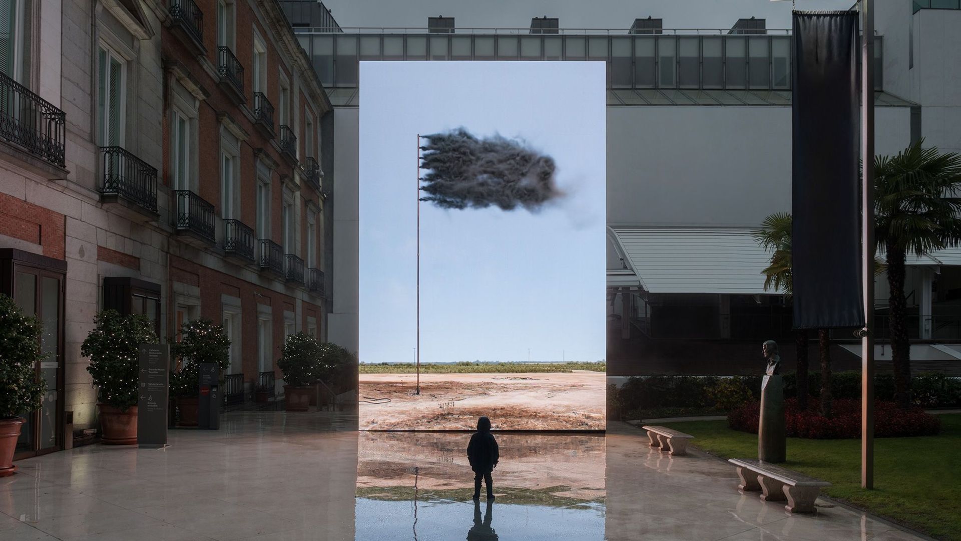 Le "Western Flag" de John Gerrard  devant le musée Thyssen-Bornemisza lors de la COP25 à Madrid en 2019