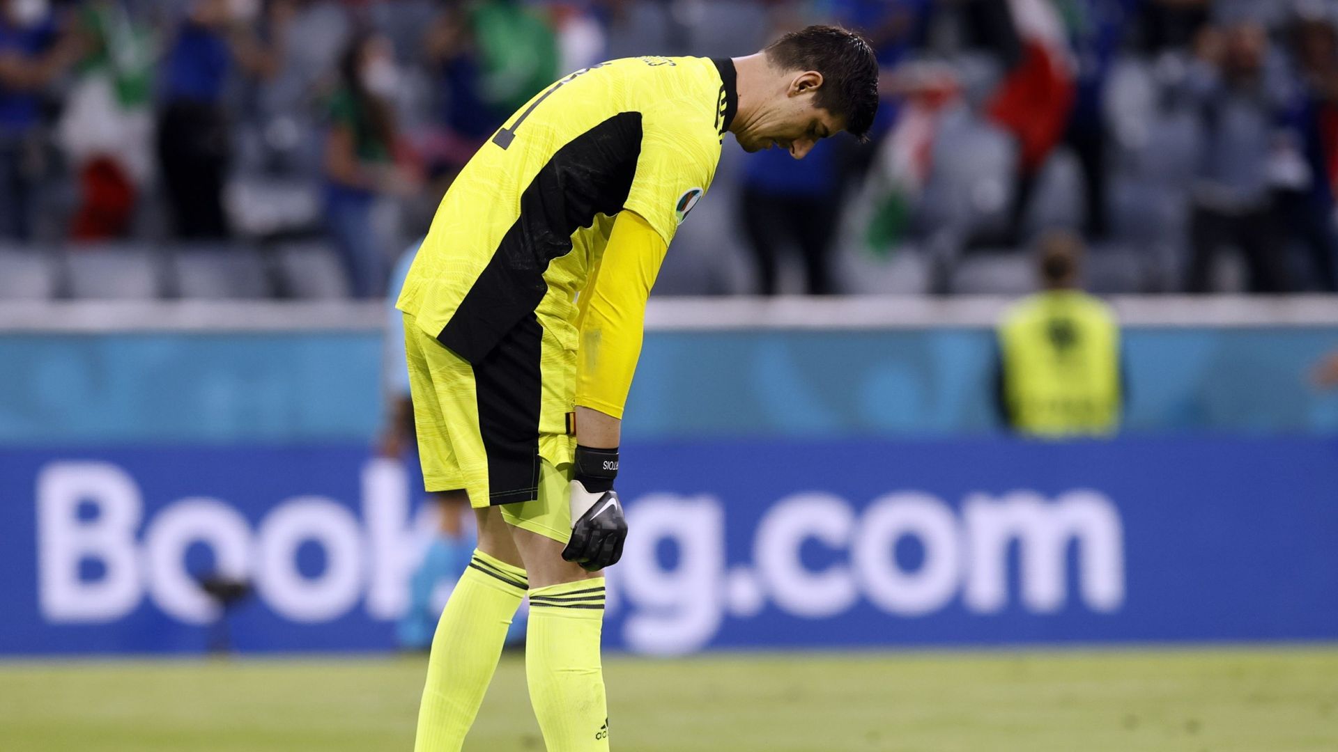 Thibaut Courtois accepte la défaite face à l’Italie.