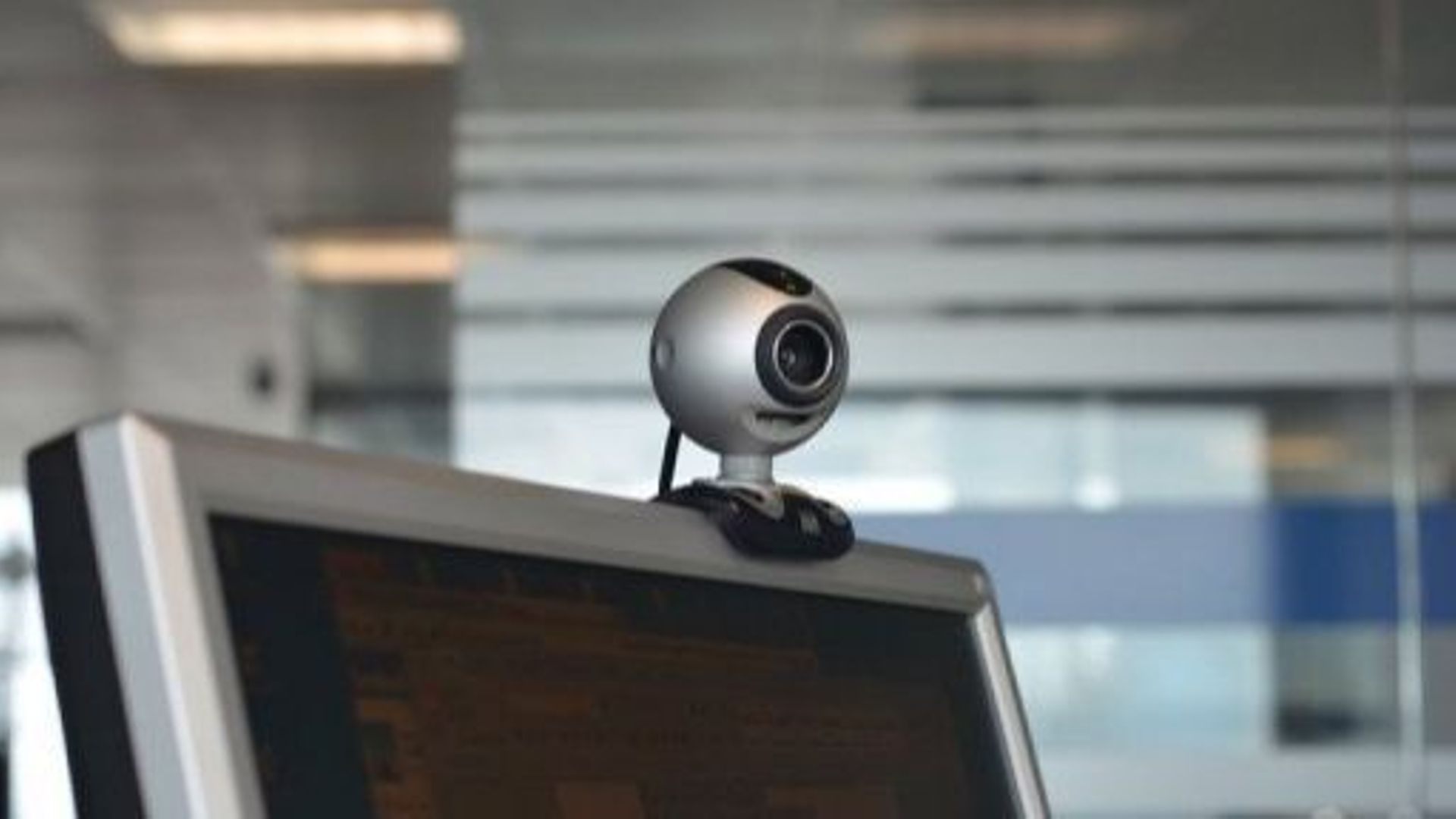 Une webcam installée sur un ordinateur