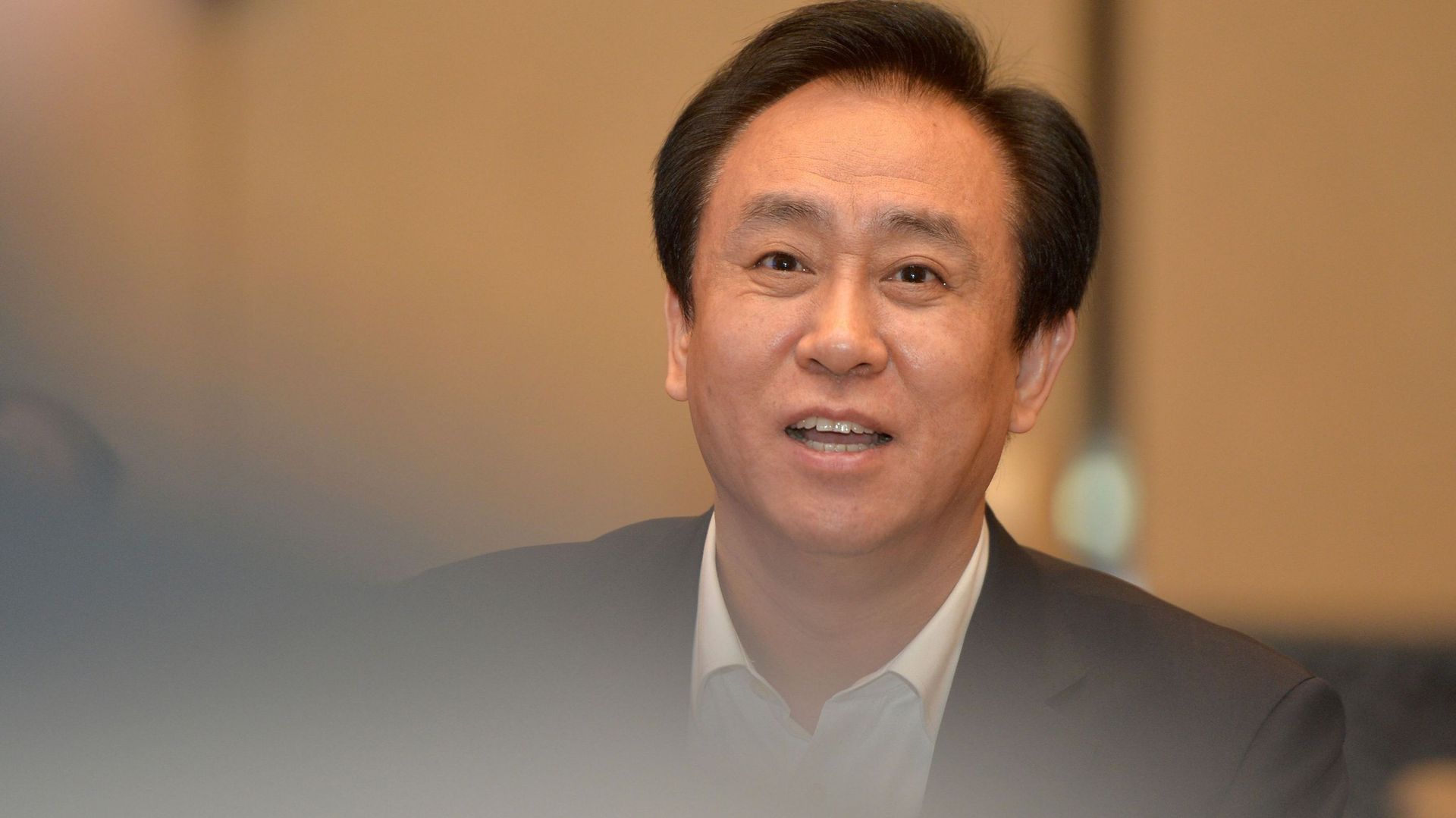 Cette photo prise le 5 juin 2017 montre le président d'Evergrande, Xu Jiayin, assistant à une réunion à Wuhan, dans la province centrale de Hubei en Chine.