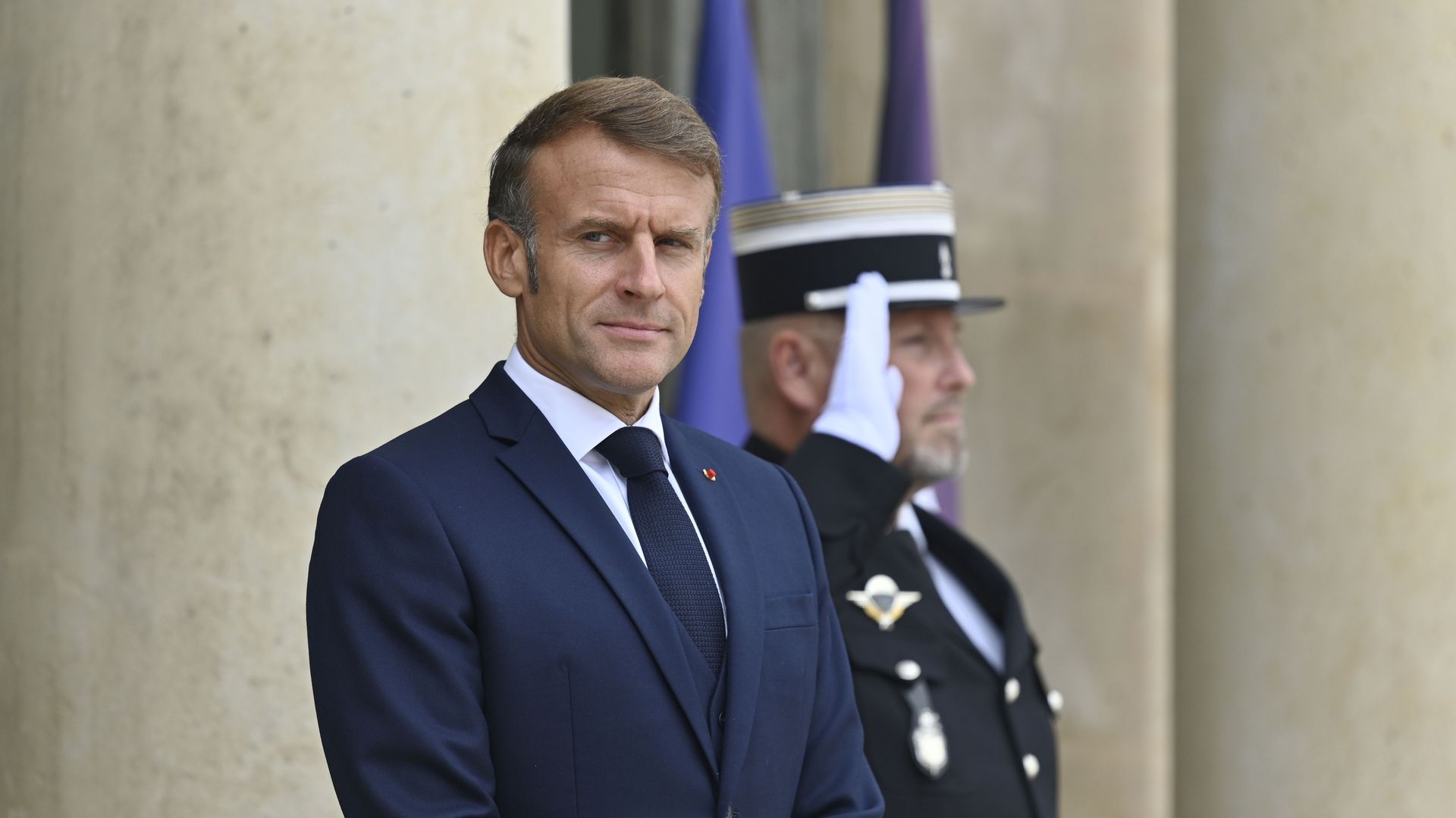Le président français Emmanuel Macron convie les chefs de parti cet après-midi, à l’exception du Rassemblement National et de la France insoumise