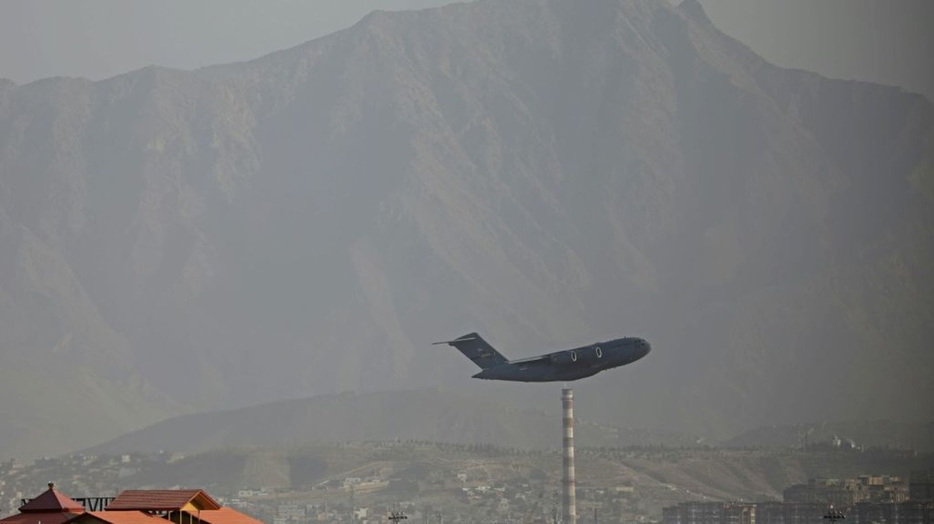 Un avion militaire américain décolle de l’aéroport militaire de Kaboul, le 27 août 2021