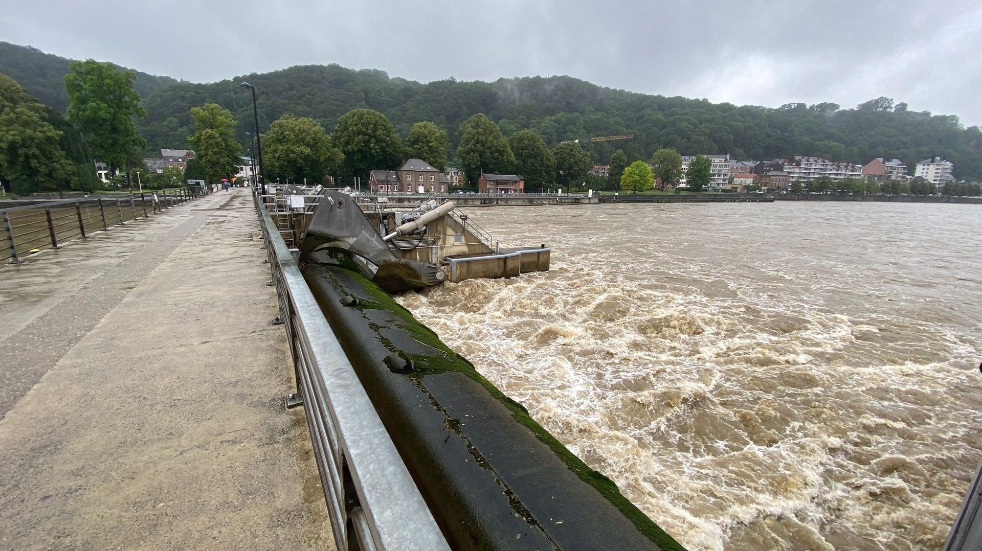 Sur la Meuse, comme ici à La Plante à Namur, tous les barrages sont ouverts pour laisser passer le plus d'eau possible.