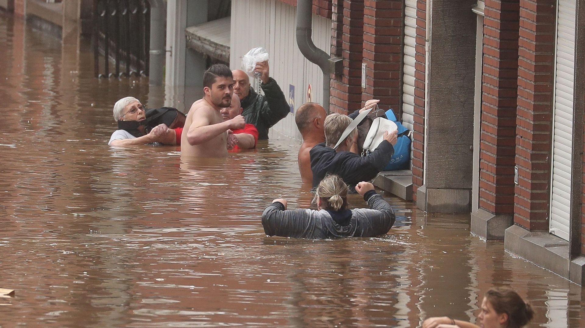 À Liège ce 15 juillet, l’eau est montée à des niveaux alarmants. Les riverains s’entraident.
