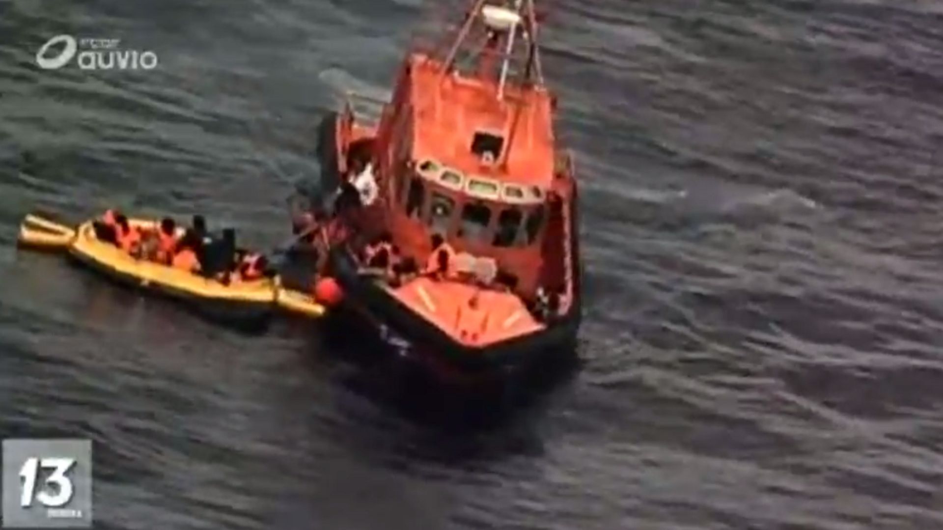 les-images-spectaculaires-d-un-sauvetage-de-34-migrants-d-une-embarcation-en-feu