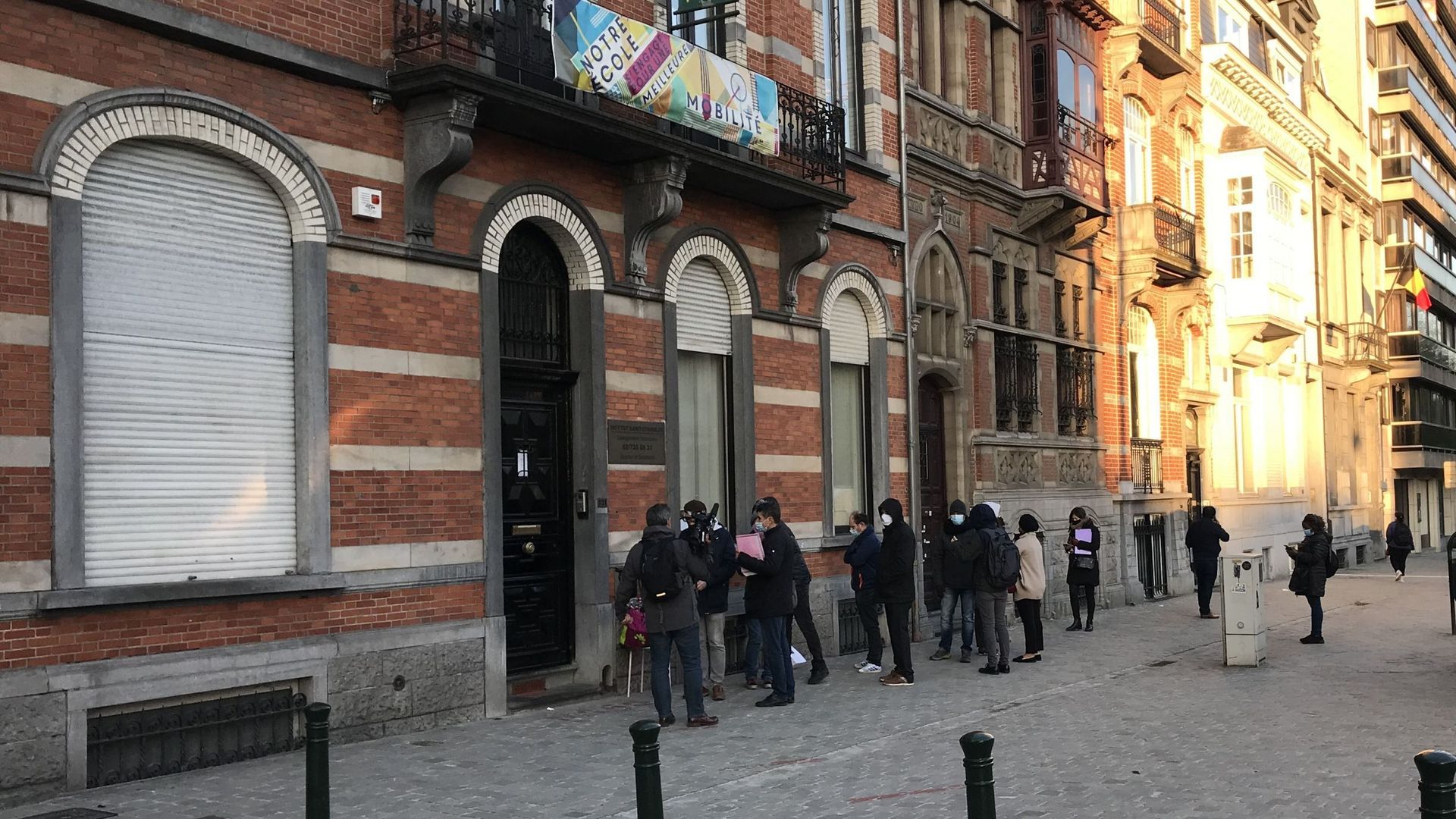 En région bruxelloise, des parents ont passé la nuit devant cette école pour espérer y inscrire leur enfant lors de la  deuxième phase des inscriptions, à partir du 26 avril