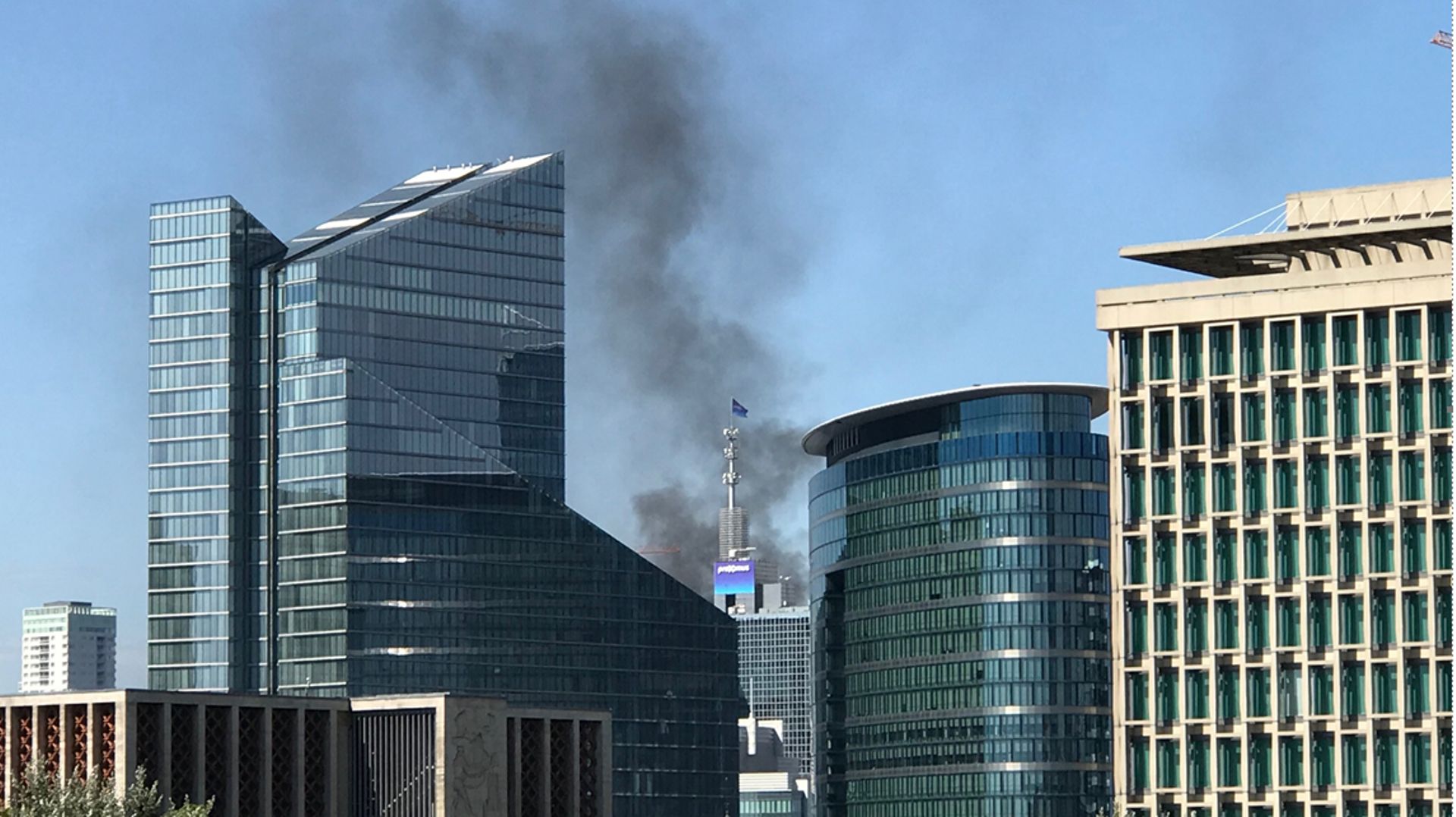 Incendie en cours sur le toit de l'une des tours WTC à Bruxelles