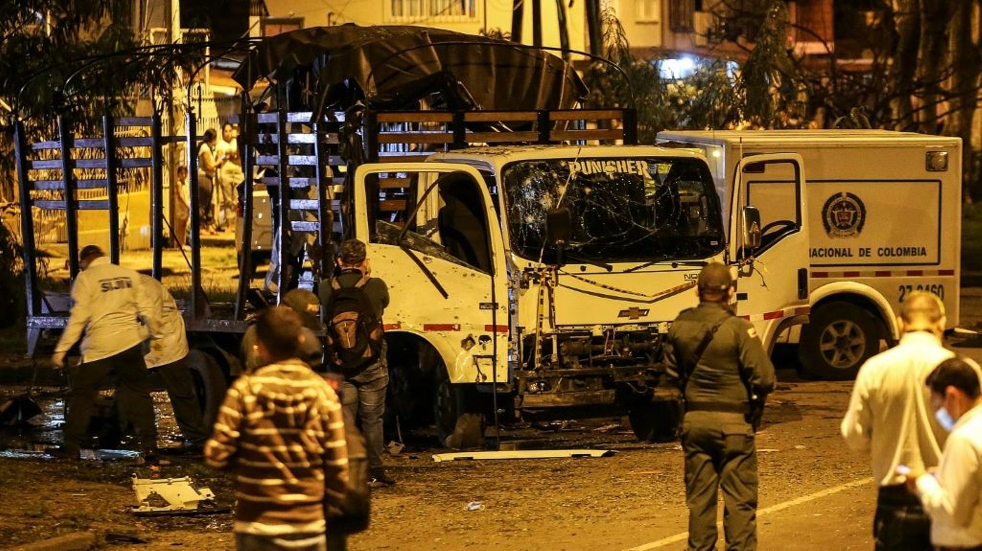 Un camion de la police détruit par une attaque à l’explosif à Cali, en Colombie le 8 janvier 2022
