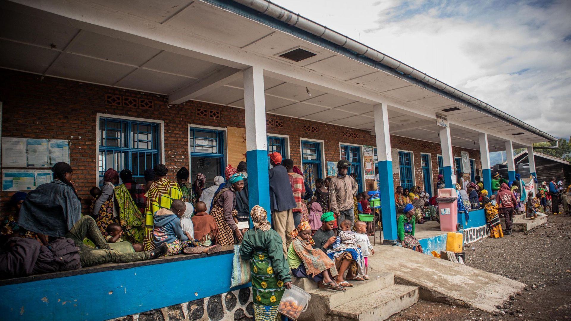 Des personnes déplacées font la file pour recevoir des soins à un centre médical de Kanyaruchinya, le 11 novembre 2022