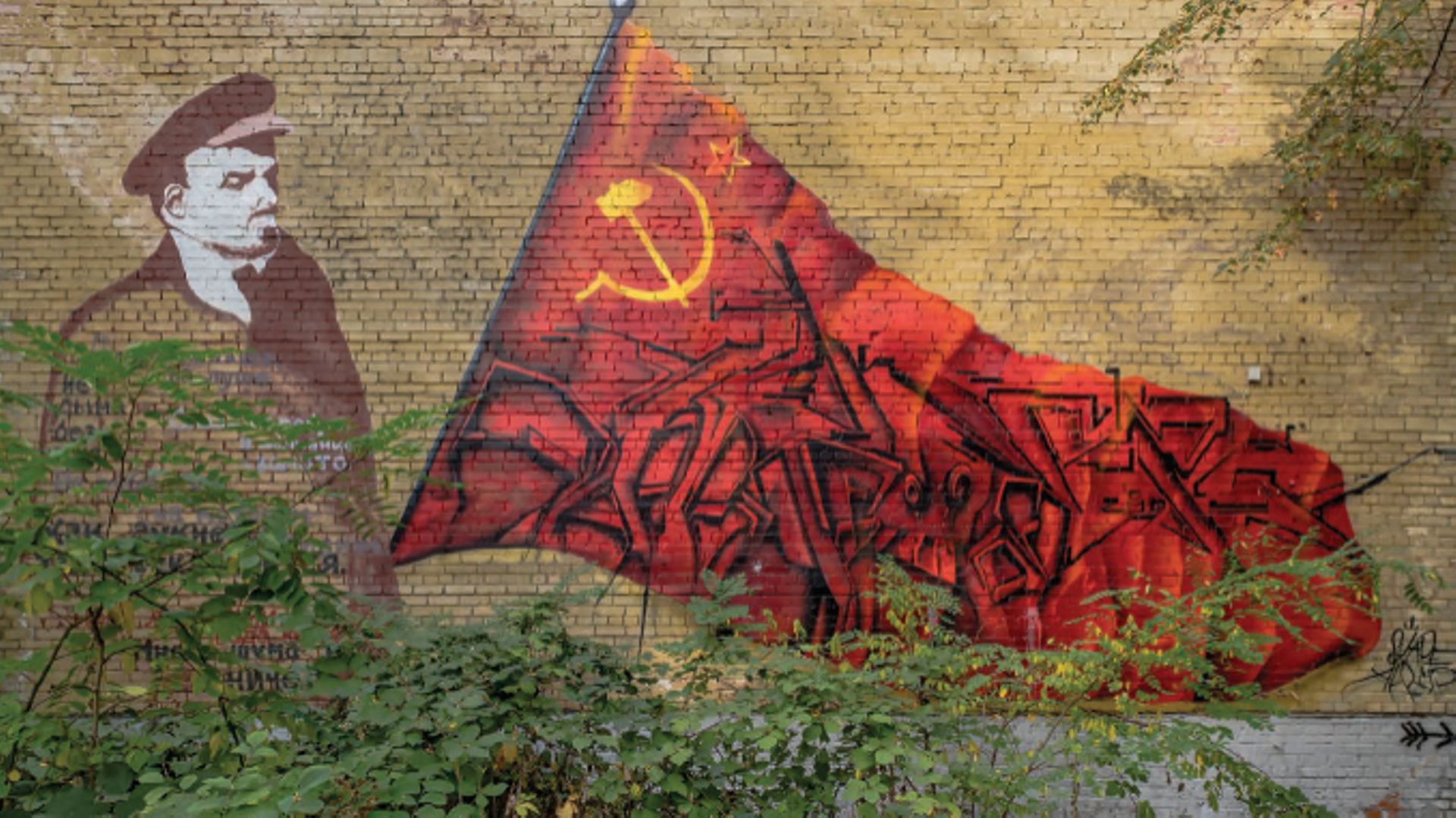 Un drapeau de l'URSS sur-taggué