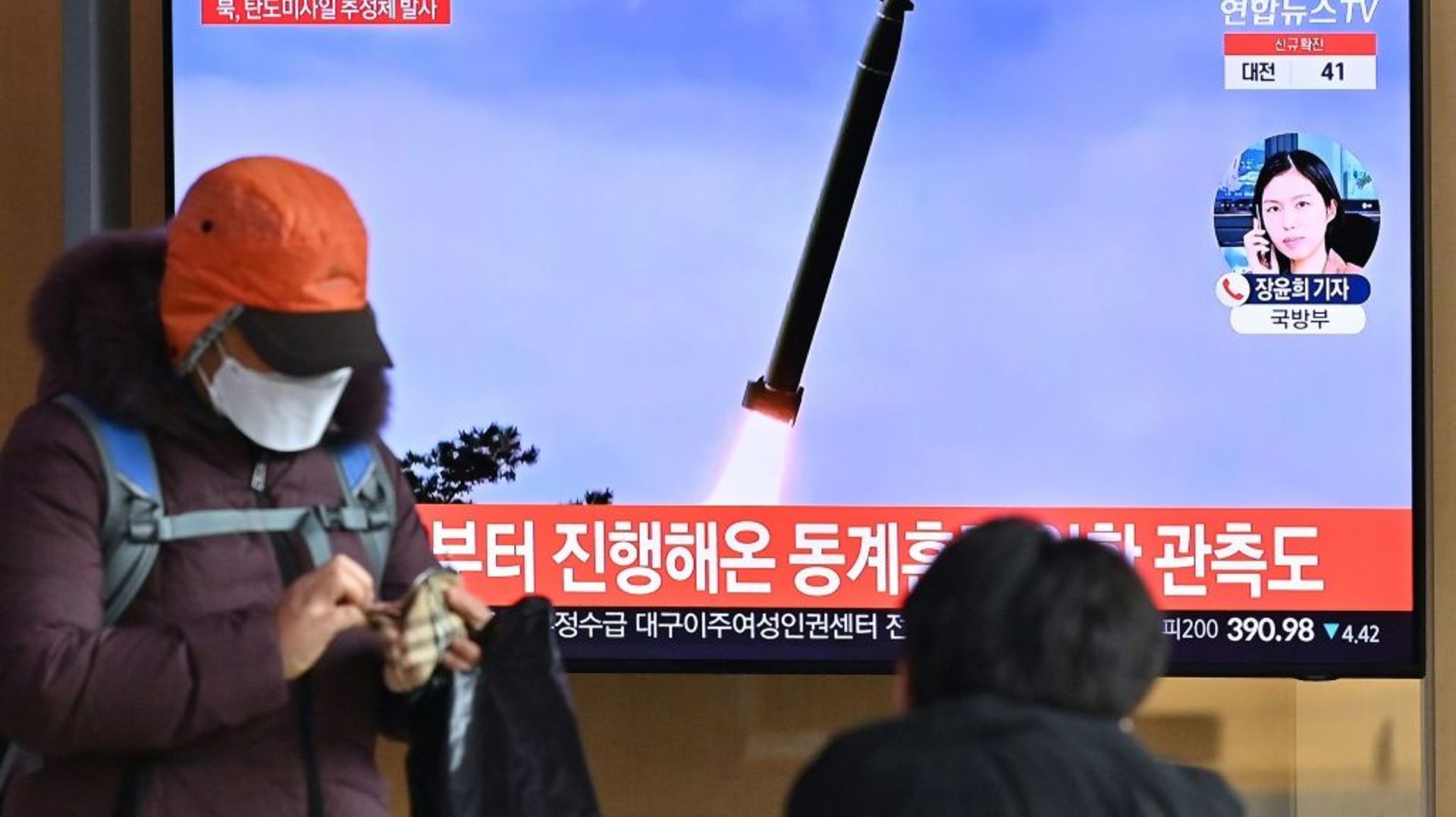Passants dans une gare de Séoul, en Corée du Sud, regardant les nouvelles sur le lancement d’un missile hypersonique en Corée du Nord, le 5 janvier 2022