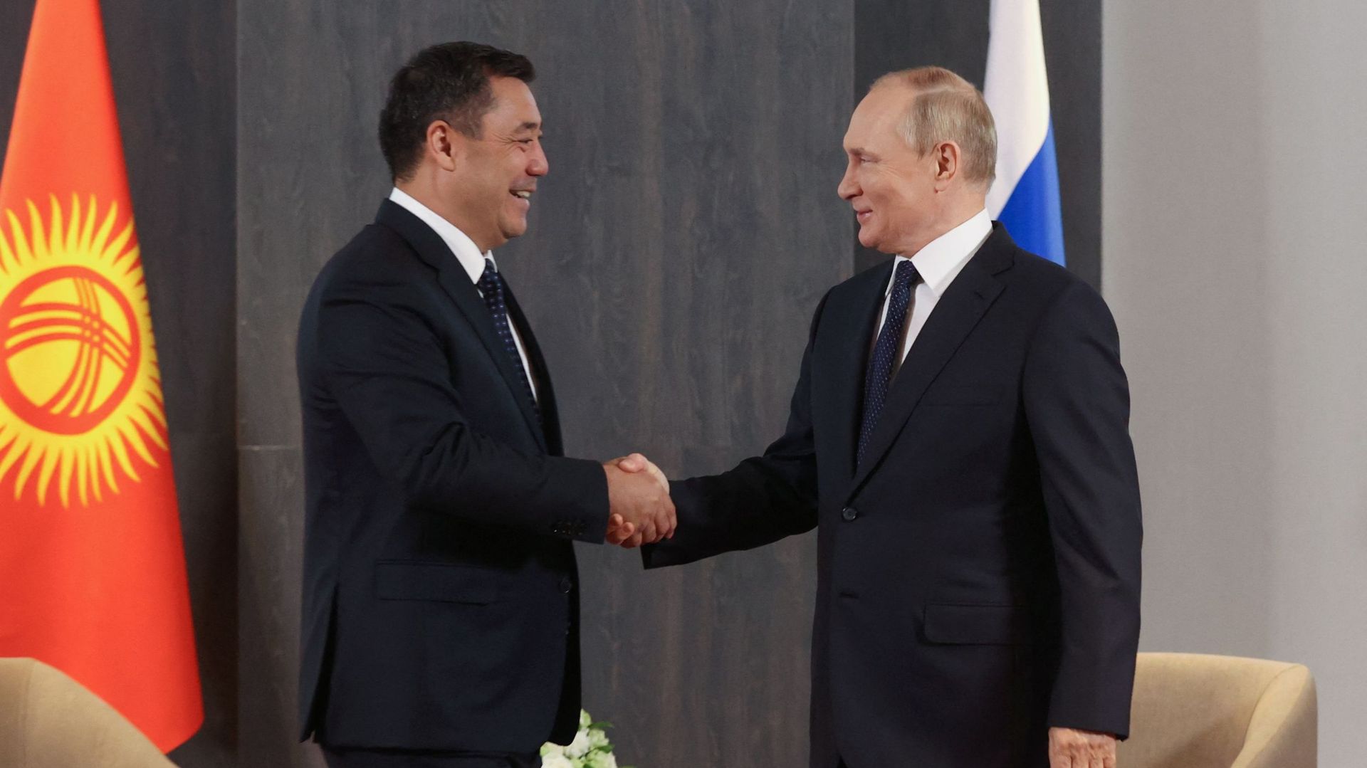 Le président russe Vladimir Poutine et son homologue Sadyr Japarov en septembre 2022.