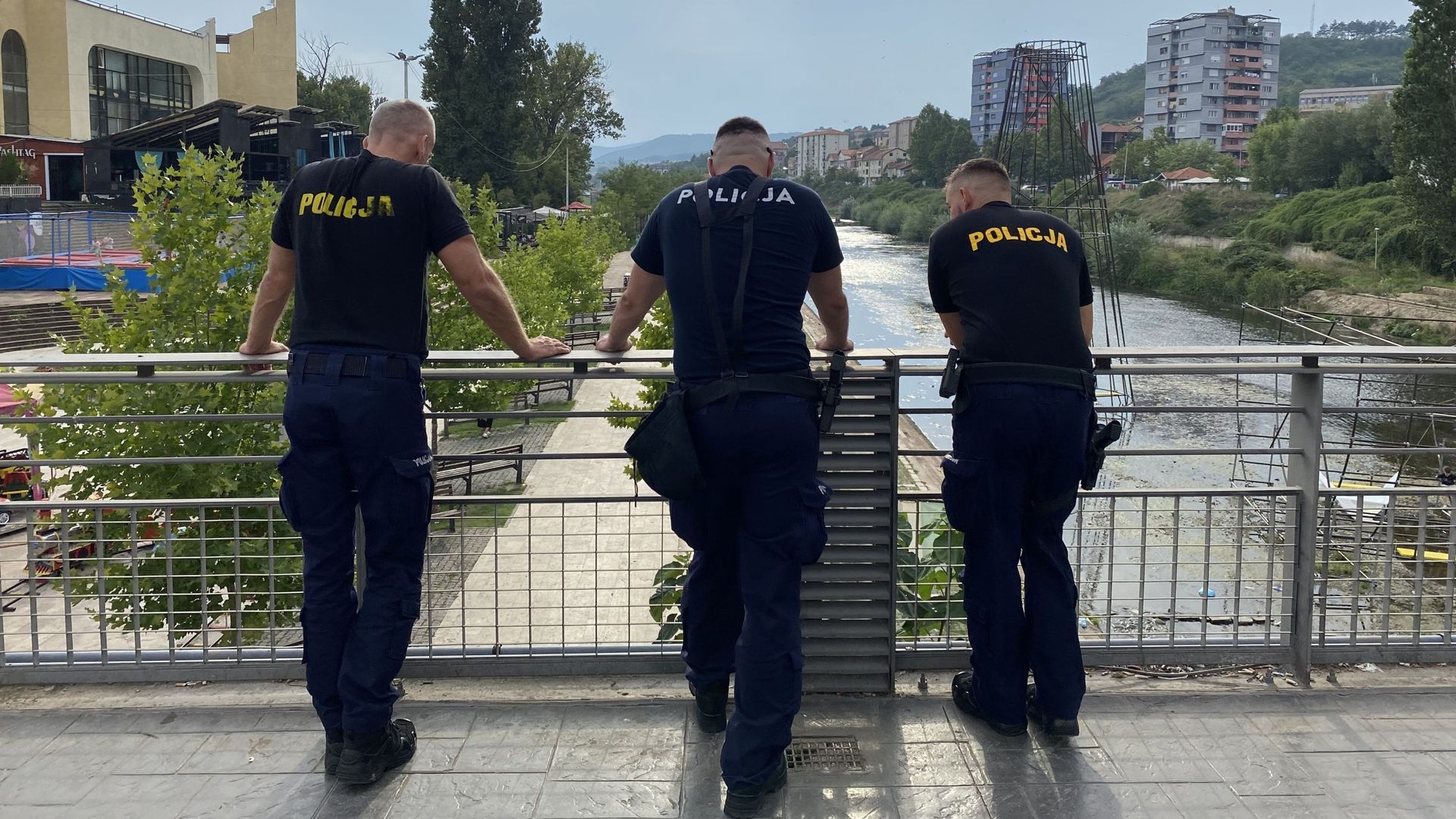 La tension est palpable autour du pont qui sépare Mitrovica nord de Mitrovica sud. « Vous pouvez avoir des problèmes si vous restez là », interrompt soudainement un agent de police. « Vous ne devez pas rester là ! Vous ne devez pas vous rassembler ici ! C