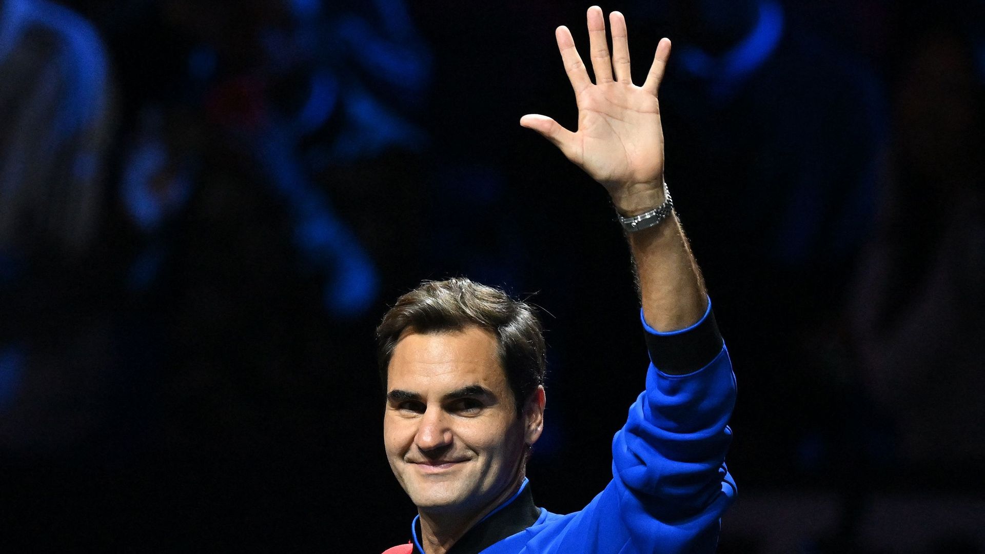 Roger Federer salue le public