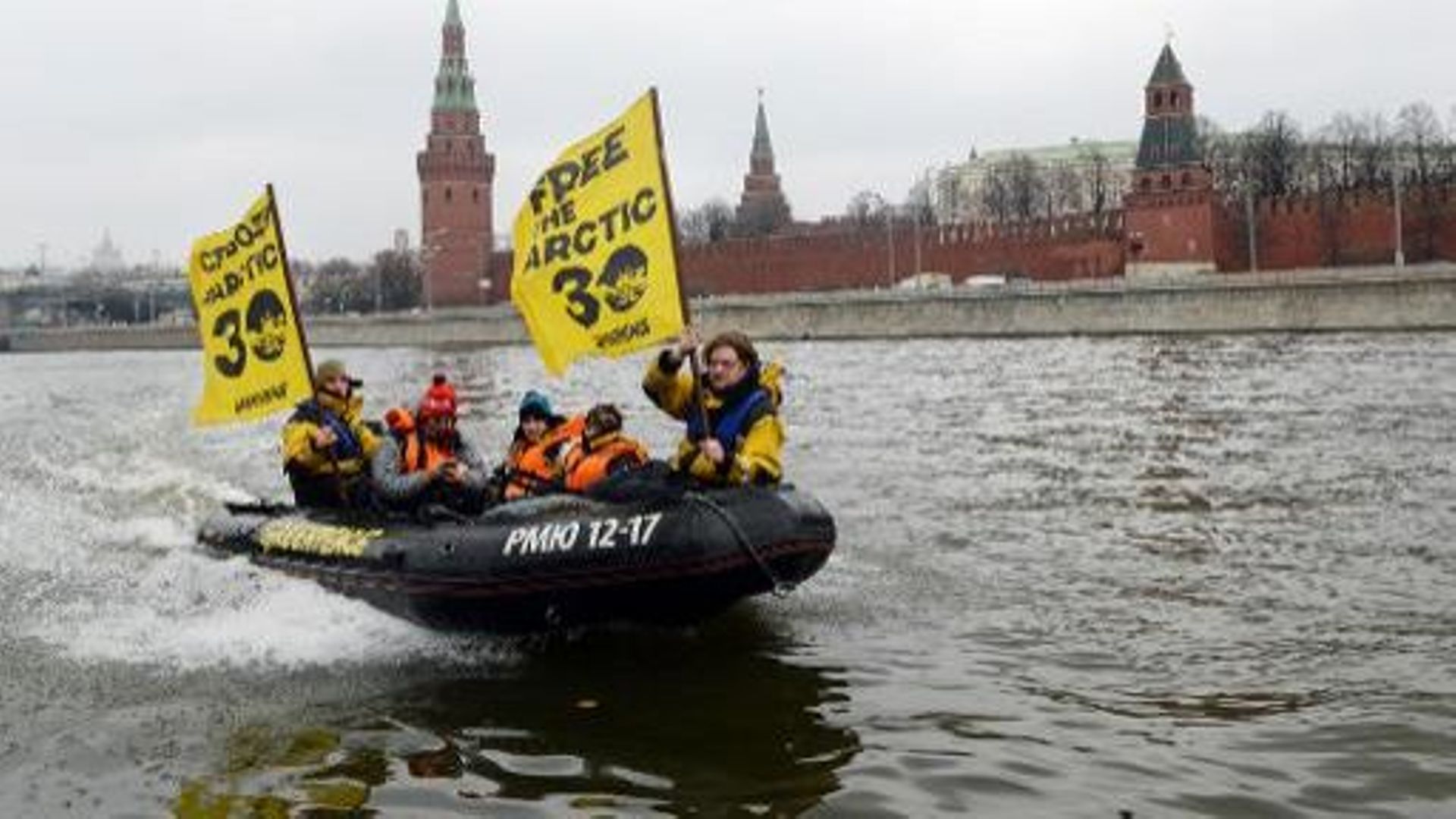 Des militants de Greenpeace demandent la liberté pour leurs camarades détenus à Moscou, le 6 novembre 2013