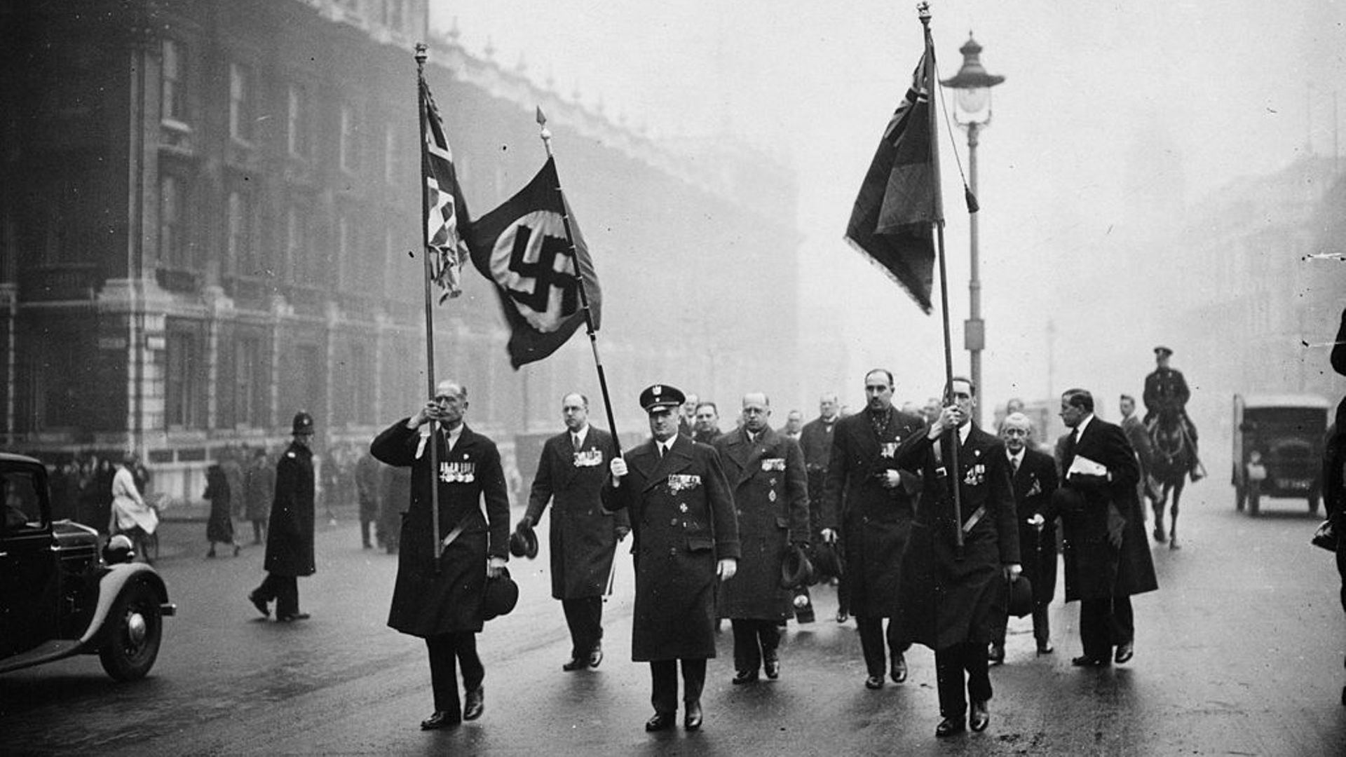 20 janvier 1936 : des anciens militaires allemands, défilent avec une croix nazie vers le Cénotaphe à Londres. Ils ont été invités par des anciens militaires britanniques.