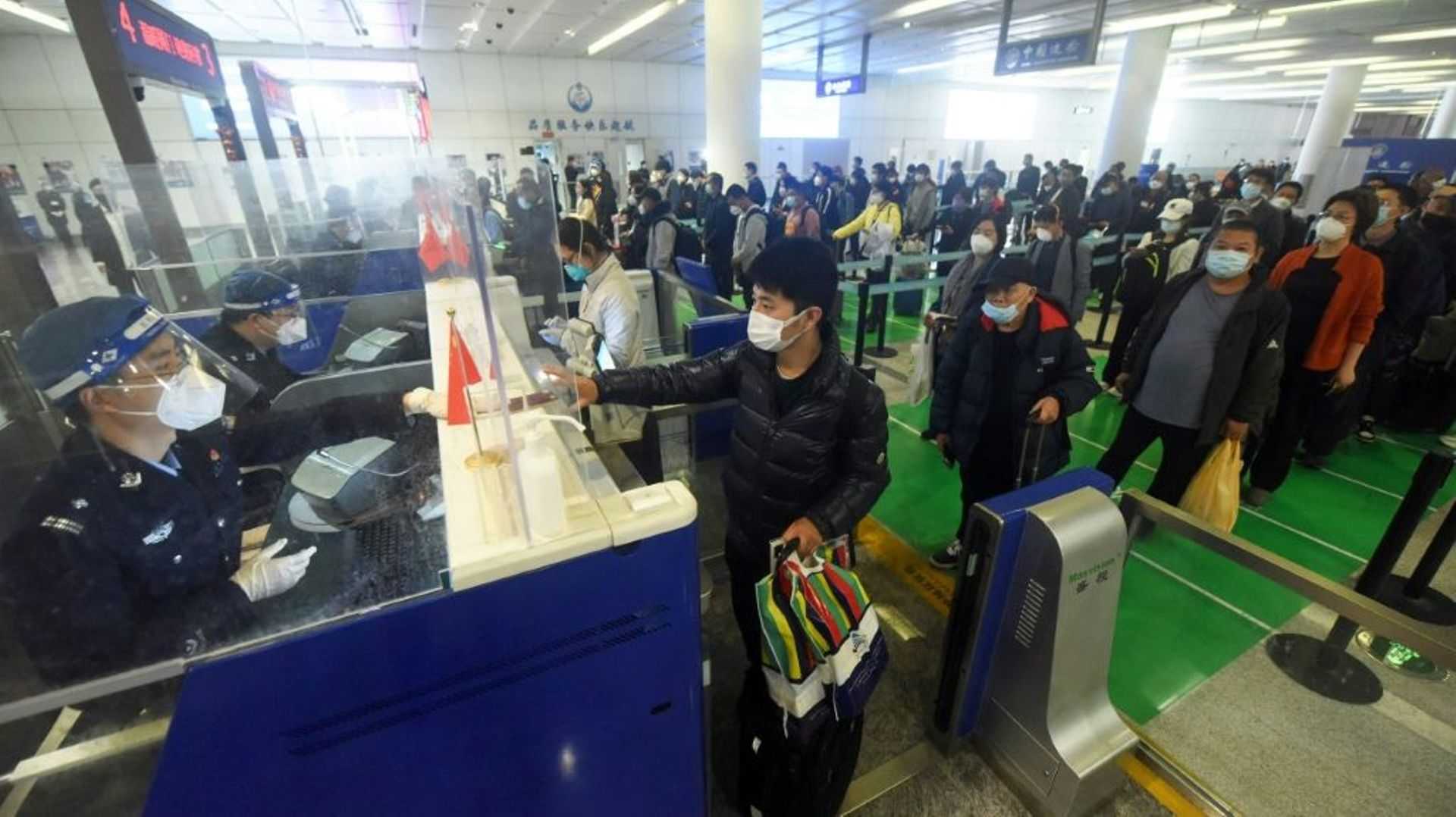 Des voyageurs font la queue à l’aéroport international de Hangzhou, dans l’est de la Chine, le 8 janvier 2023