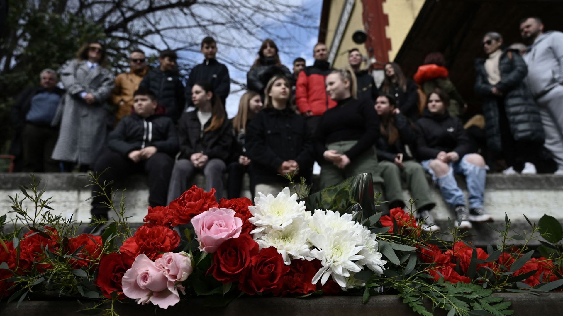 A la petite gare de Rapsani, proche des lieux de l'accident dans le centre du pays, des parents d'élèves ont posé des œillets rouges et blancs et allumé des bougies sur les rails.