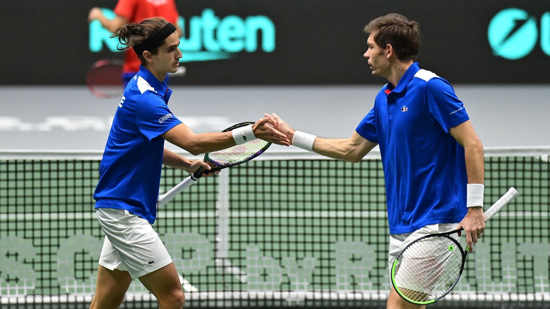 Nicolas Mahut et Pierre-Hugues Herbert s'encouragent après un point. La France a battu la République tchèque lors de son premier match de Coupe Davis. 