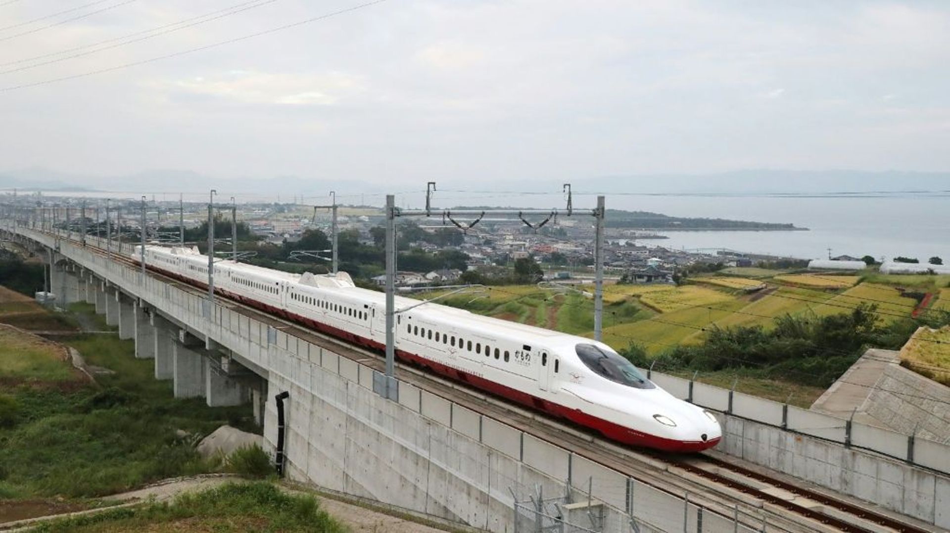 Un train à grande vitesse Shinkansen à Omura, près de Nagasaki dans le sud du Japon, le 23 septembre 2022
