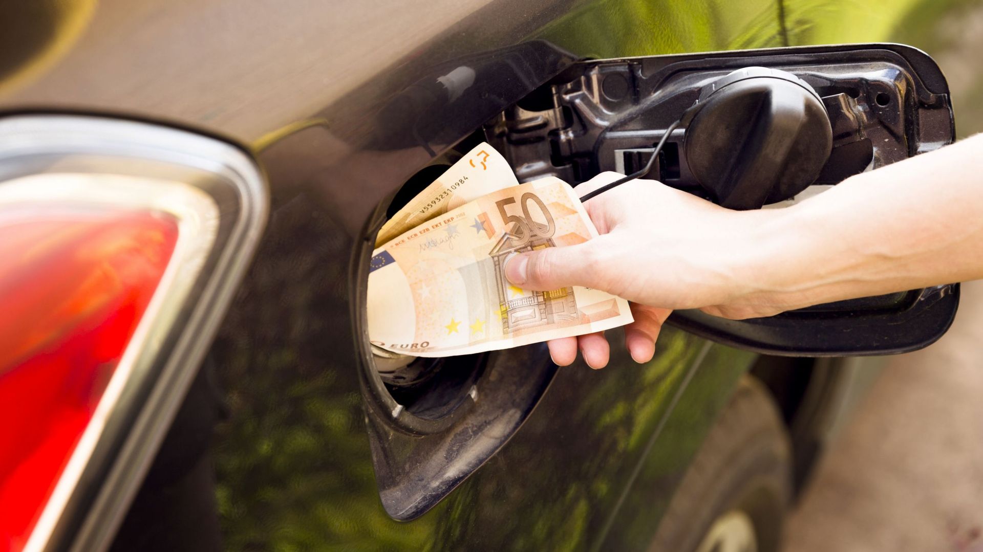  Billets de 50 euros dans le réservoir de carburant diesel de voiture. Frais de transport.