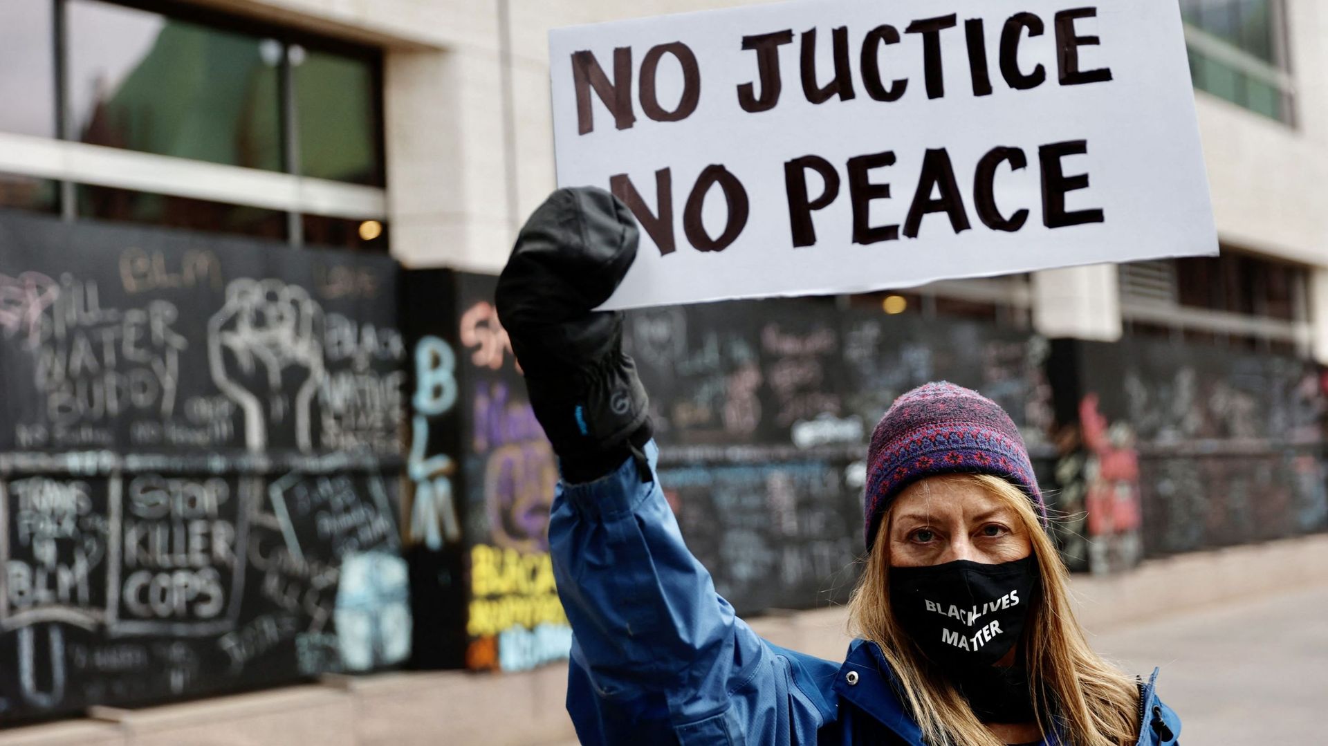 "Pas de justice, pas de paix", brandit une manifestante sur une pancarte à proximité du tribunal de Minneapolis où a lieu le procès