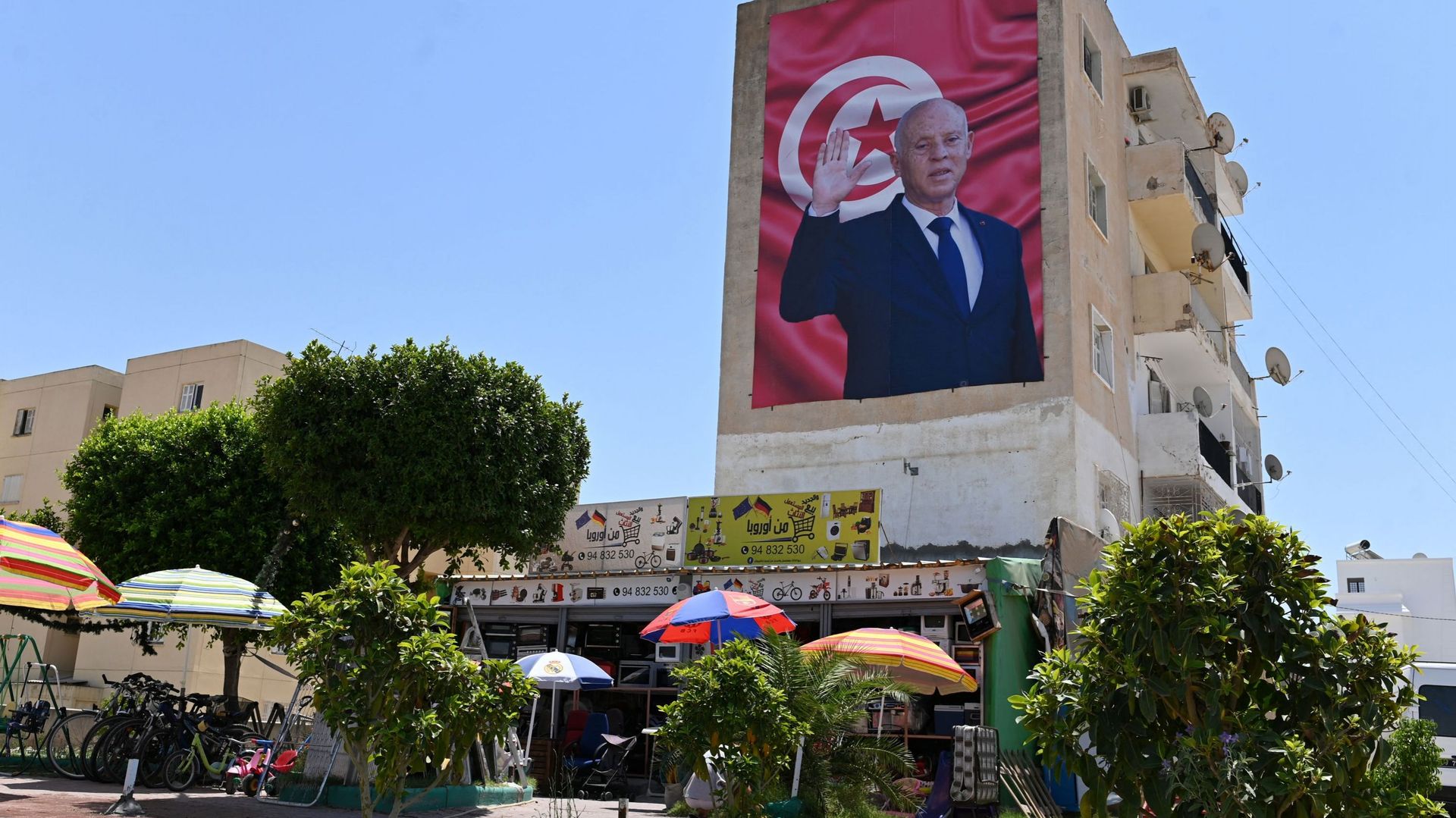 Un panneau représentant le Tunisien Kais Saied est accroché sur le côté d’un bâtiment dans la ville de Kairouan, dans le centre-est du pays, le 26 juillet 2022.




