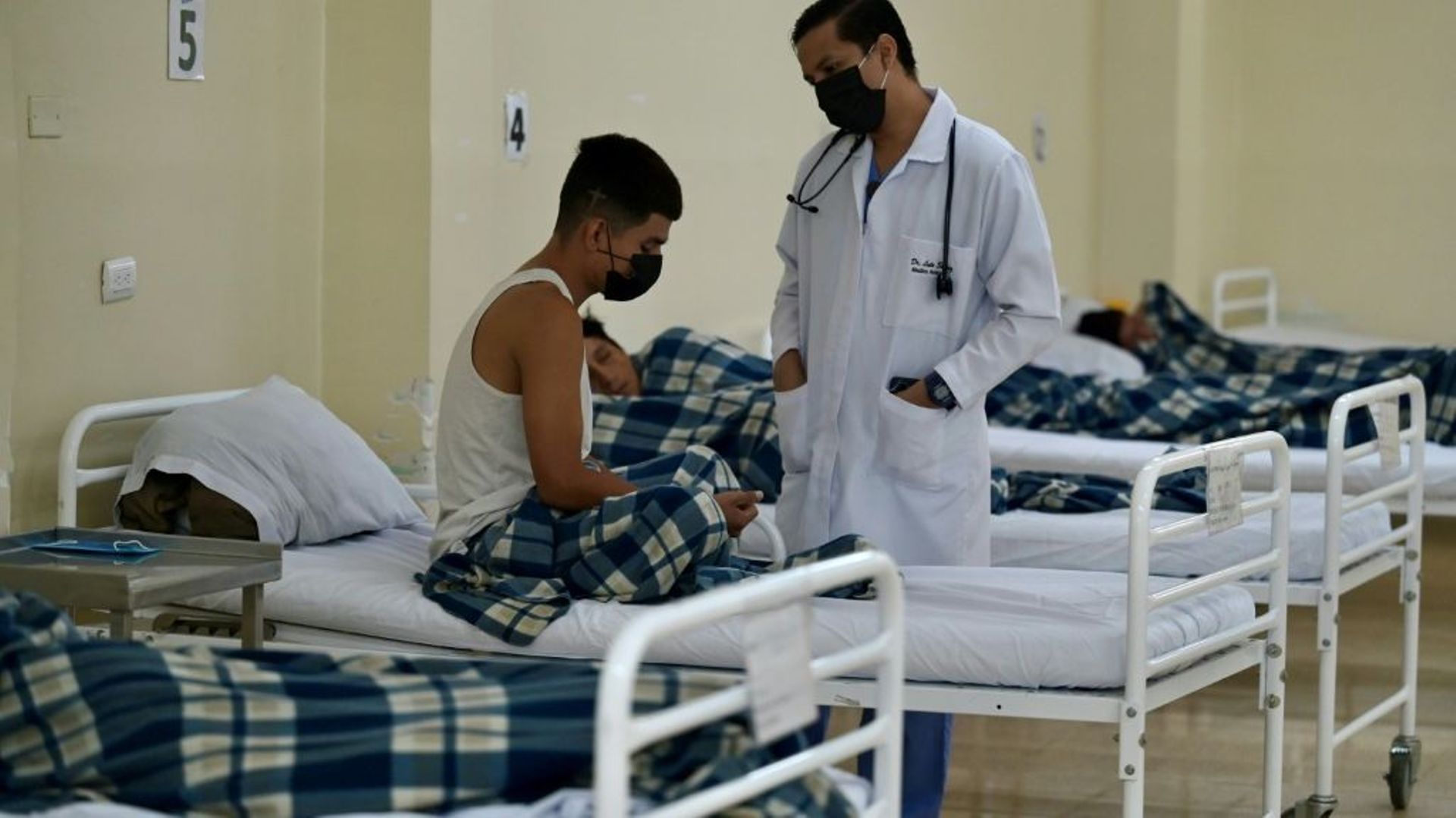 Un médecin visite des patients souffrant de problèmes d'addiction à l'hôpital Bicentenario de Guayaquil, le 6 janvier 2023 en Equateur