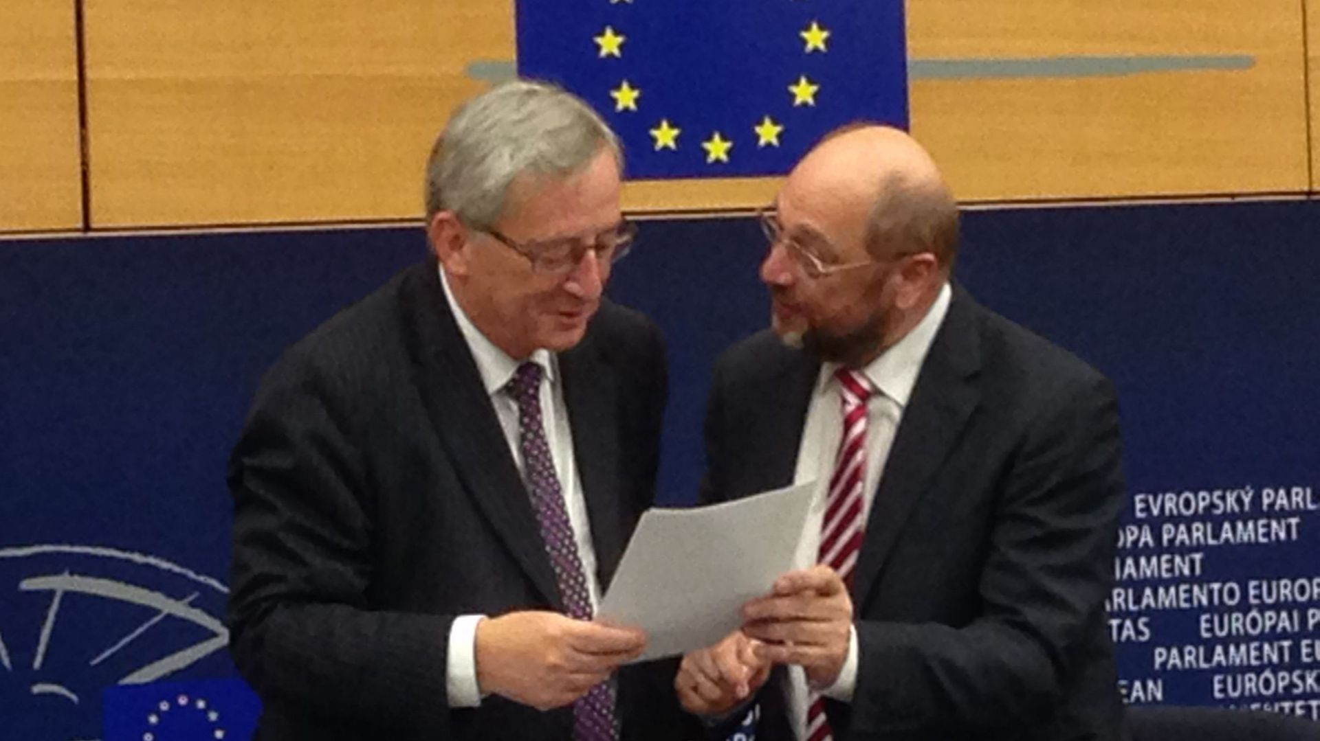 Le président du Parlement européen, Martin Schultz, remet à Jean-Claude Juncker le procès verbal du vote intervenu un peu plus tôt, par lequel les eurodéputés le confirment à la présidence de la Commission.