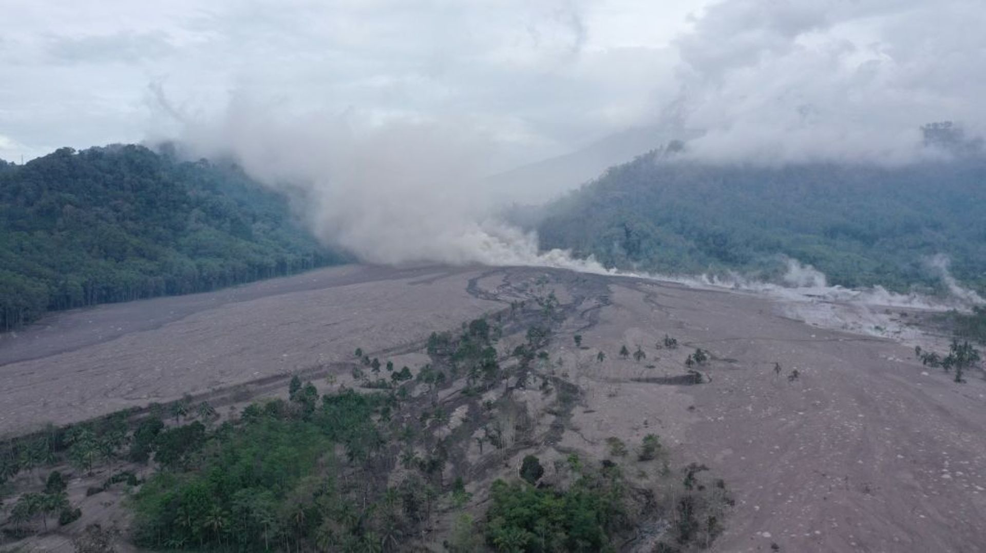 Cette photo aérienne montre le village de Sumberwuluh le 6 décembre 2021, deux jours après l'éruption du volcan Semeru 