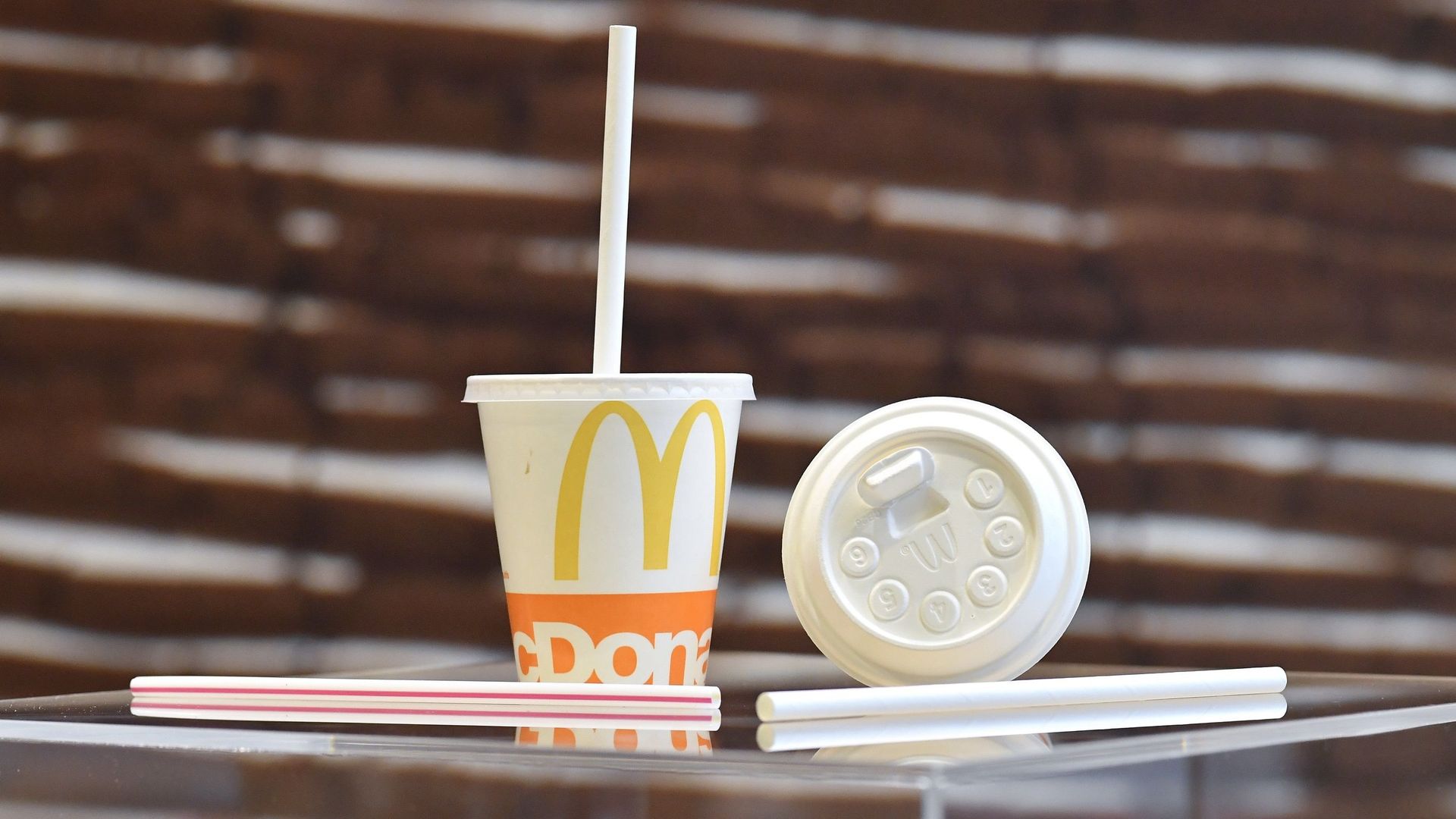 McDonald's a annoncé l'arrêt de l'utilisation du plastique pour les jouets contenus dans les menus pour enfants "Happy meals" au Royaume-Uni et en Irlande.