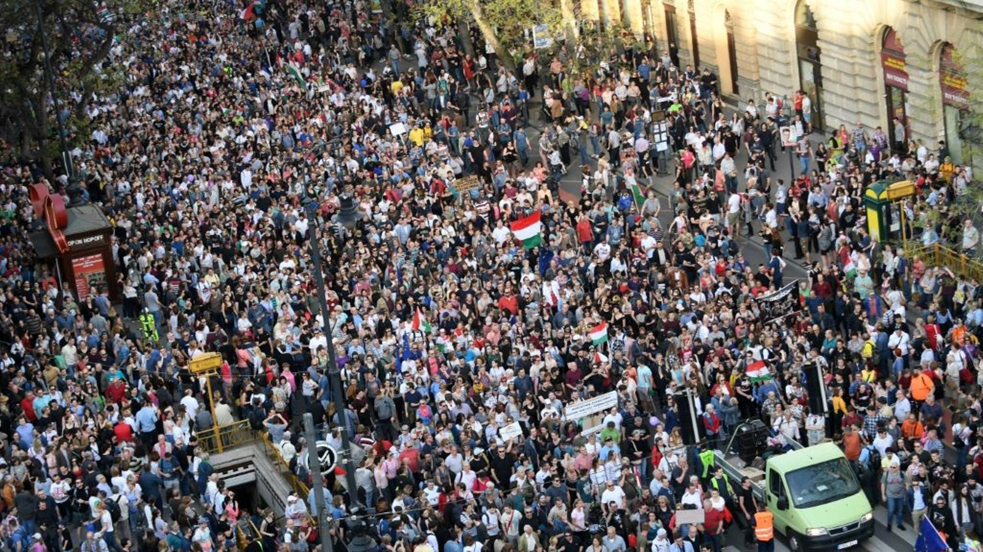 Des dizaines de milliers de Hongrois manifestent contre la réélection d'Orban
