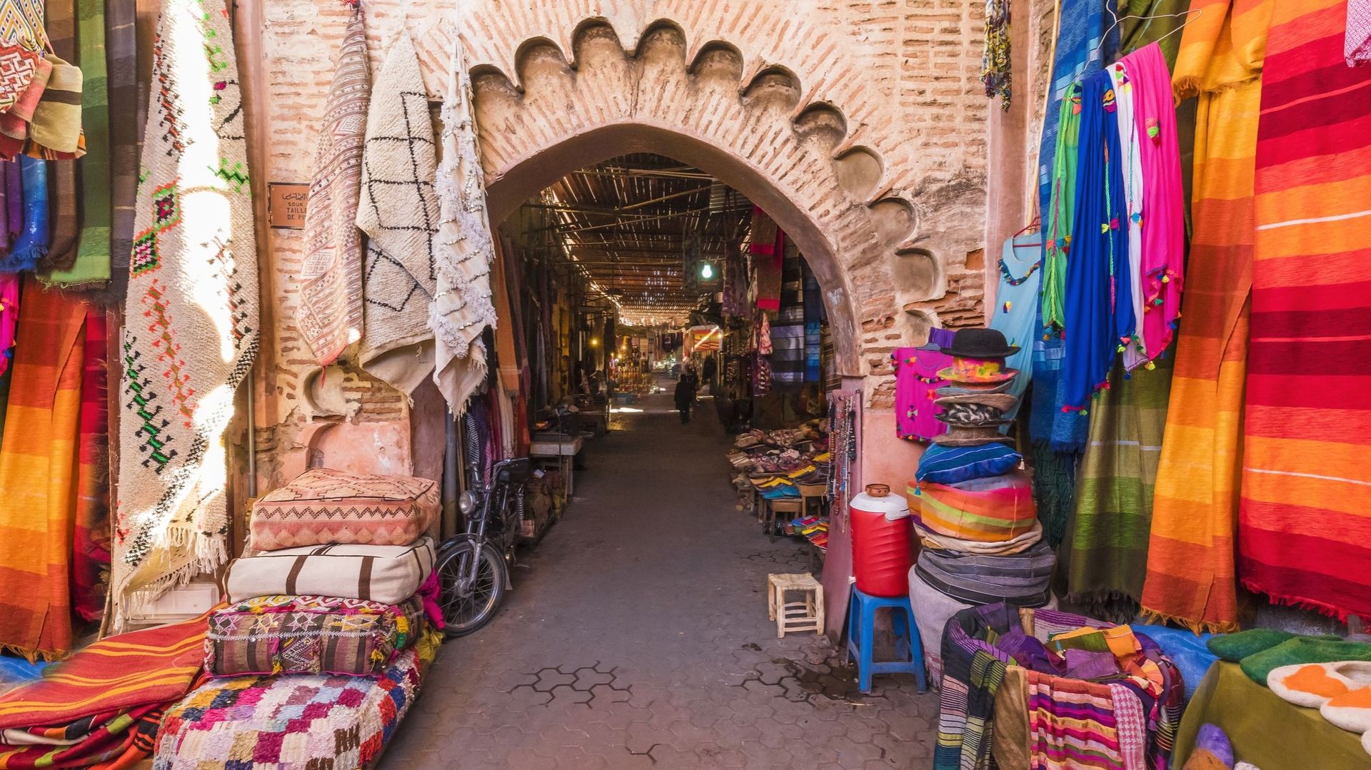 Typique des pays du Maghreb, une médina est une vieille ville où sont traditionnellement rassemblés les artisans et leurs créations. 
