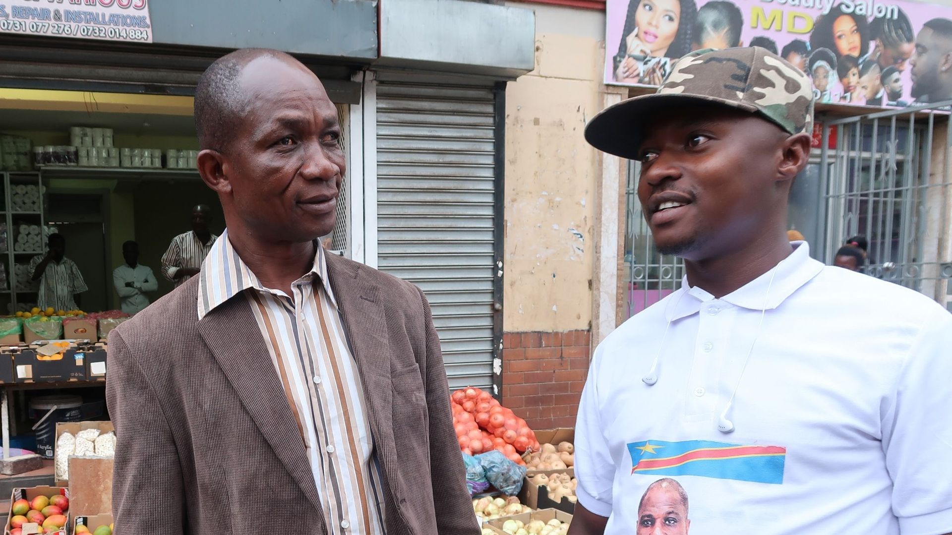 Jean Bwasa (à gauche), enseignant dans une école locale, espère pouvoir rentrer à Kinshasa.