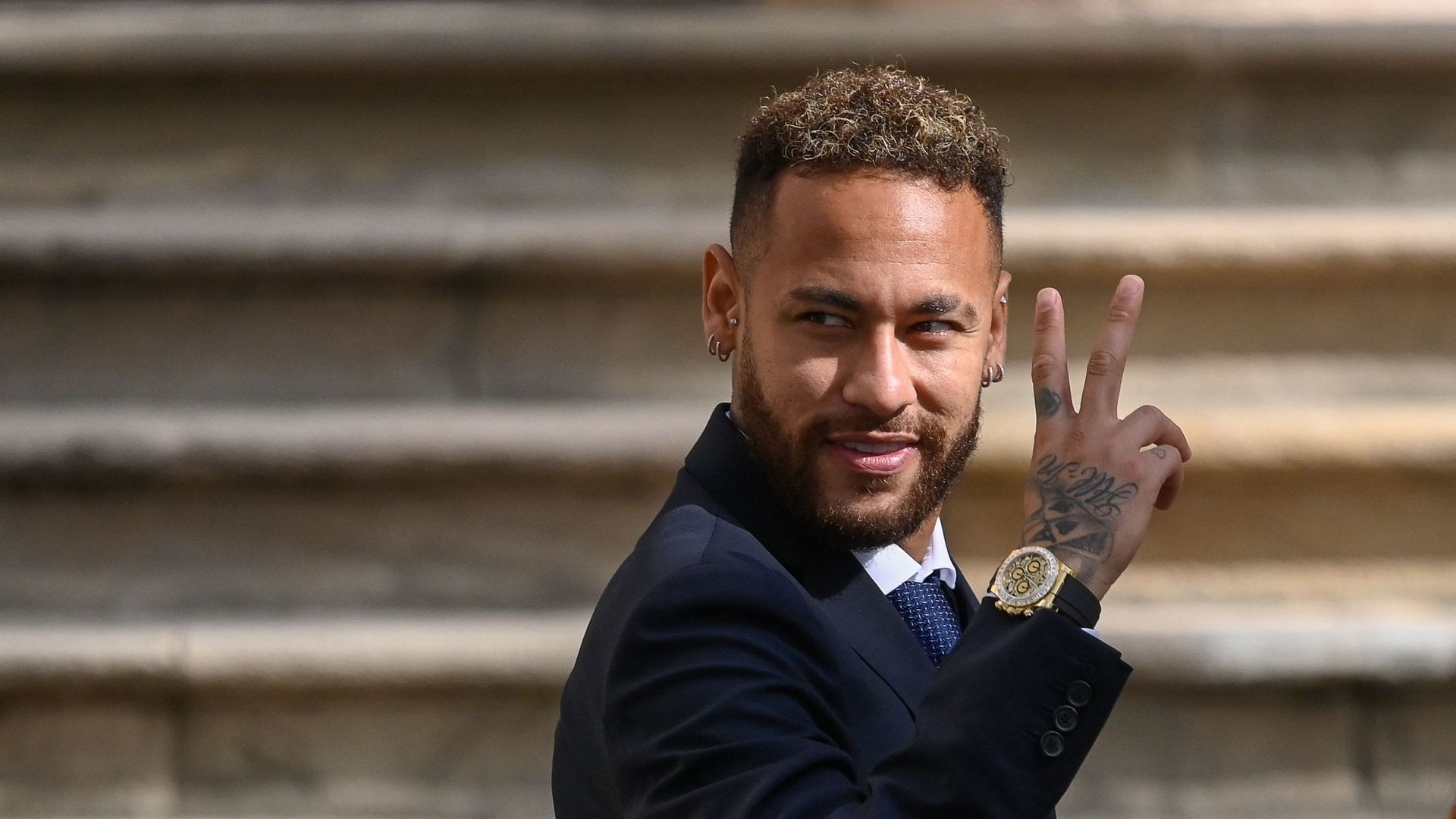 Sur cette photo d’archives prise le 18 octobre 2022, l’attaquant brésilien du Paris Saint-Germain, Neymar, fait des gestes en partant après avoir assisté à une audience au palais de justice de Barcelone, le 18 octobre 2022, au deuxième jour de son procès…