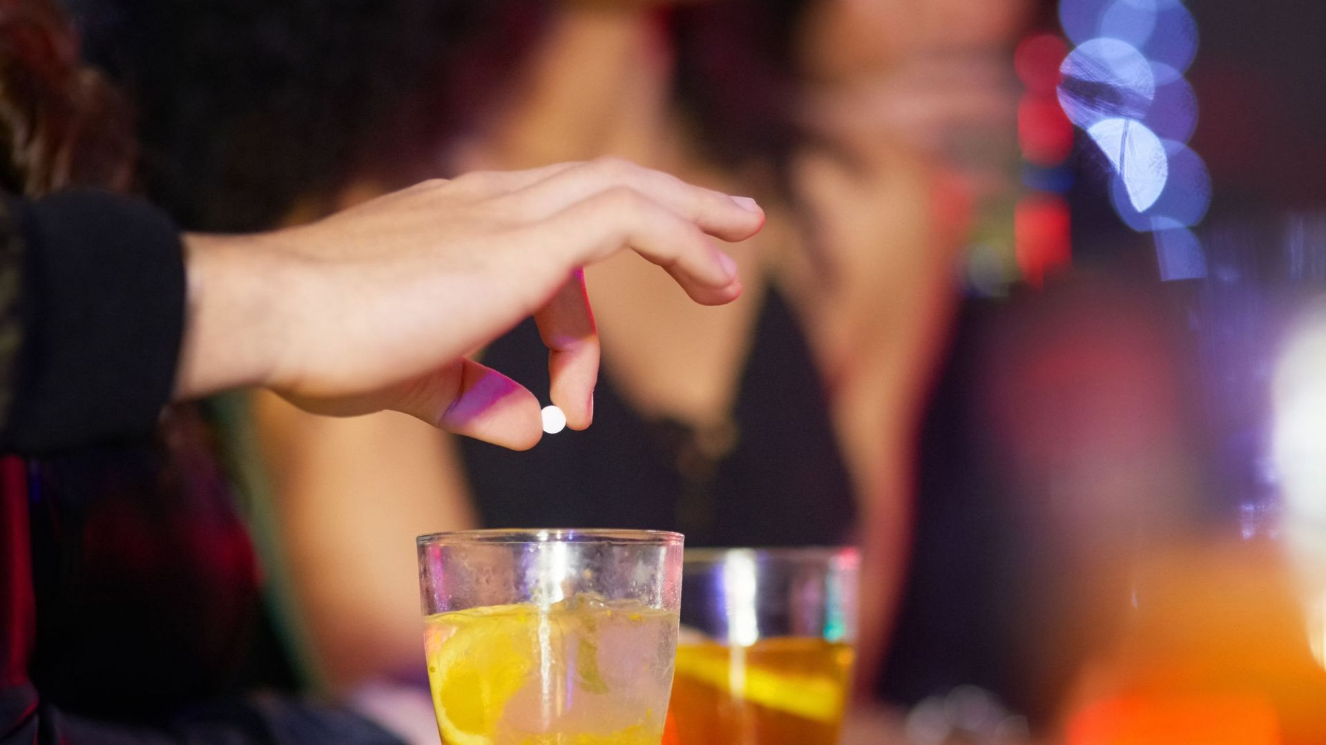 Selon les témoignages, les barmans incriminés drogueraient les filles en versant une substance dans leur verre au préalable (image d’illustration).